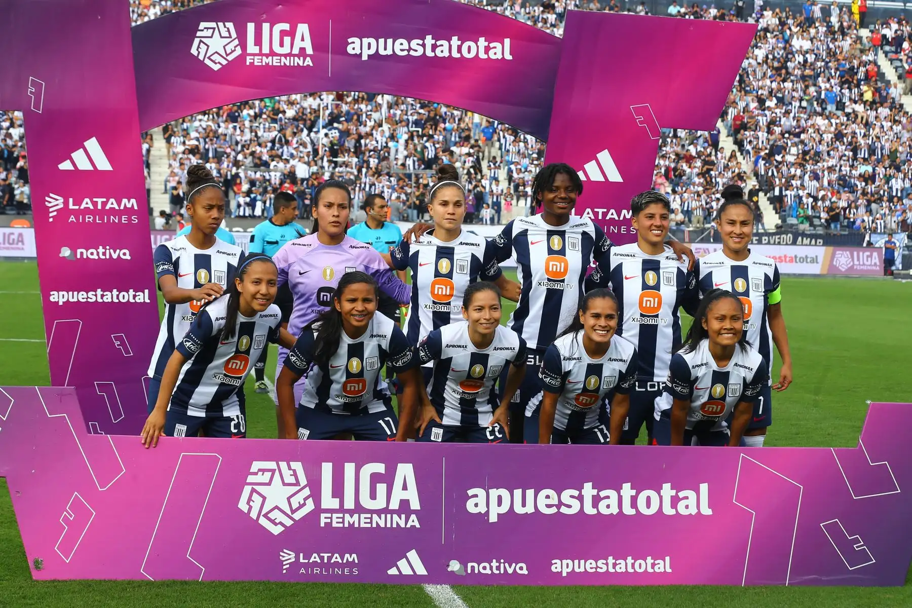 Equipo femenino de Alianza Lima, posa para la fotografía, por el Clásico de la Liga Femenina 2023. Foto: ANDINA/ Eddy Ramos