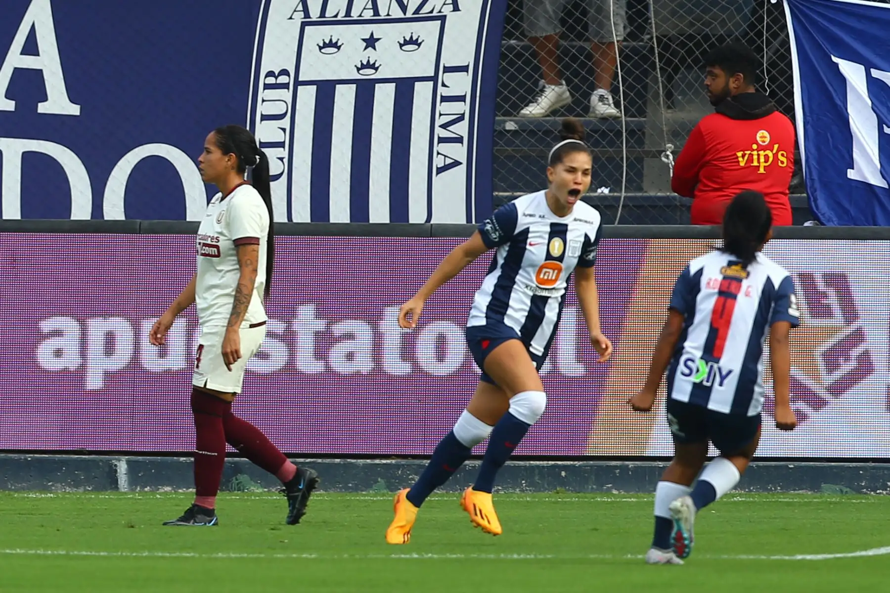 Con goles de Adriana Lucar, Ibargüen y Porras, las íntimas  le ganaron a Las Leonas, que sufrieron su primera derrota en el torneo. Foto: ANDINA/ Eddy Ramos