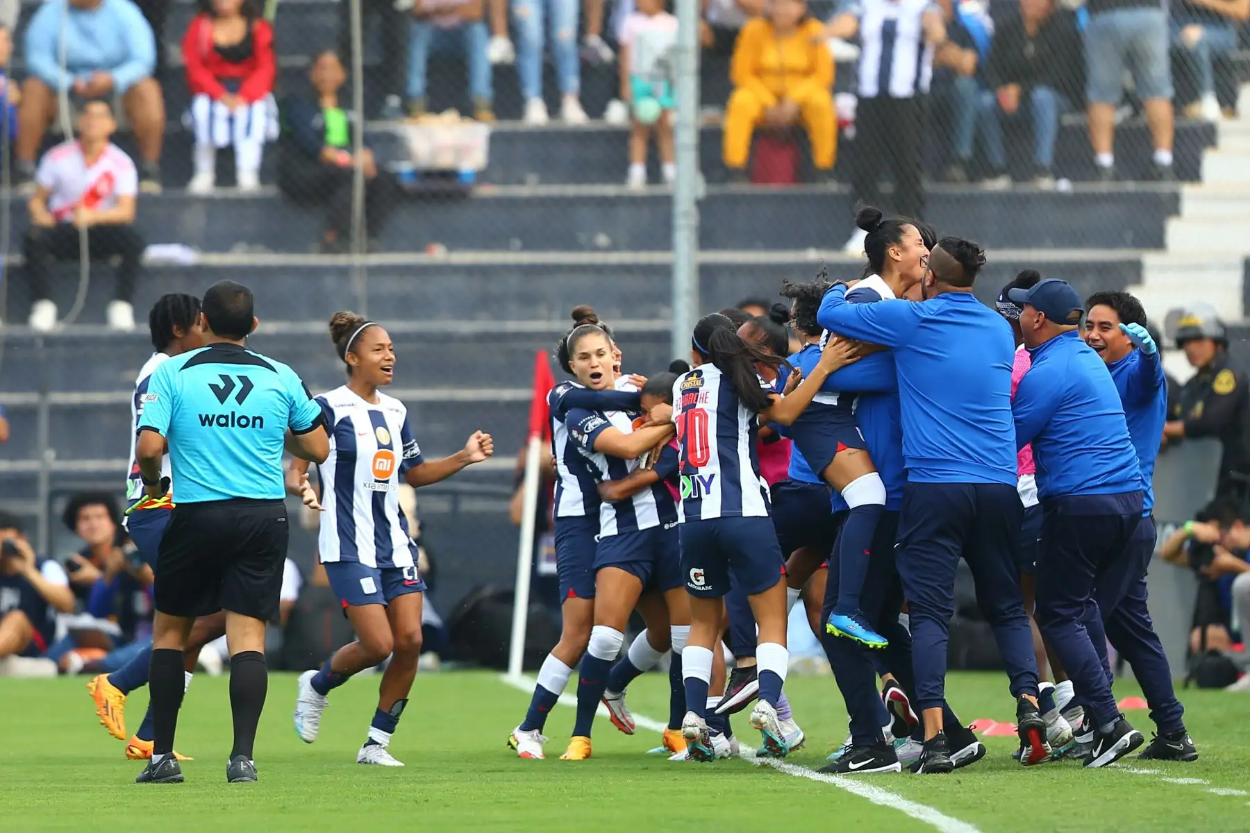 Con goles de Adriana Lucar, Ibargüen y Porras, las íntimas  le ganaron a Las Leonas, que sufrieron su primera derrota en el torneo. Foto: ANDINA/ Eddy Ramos