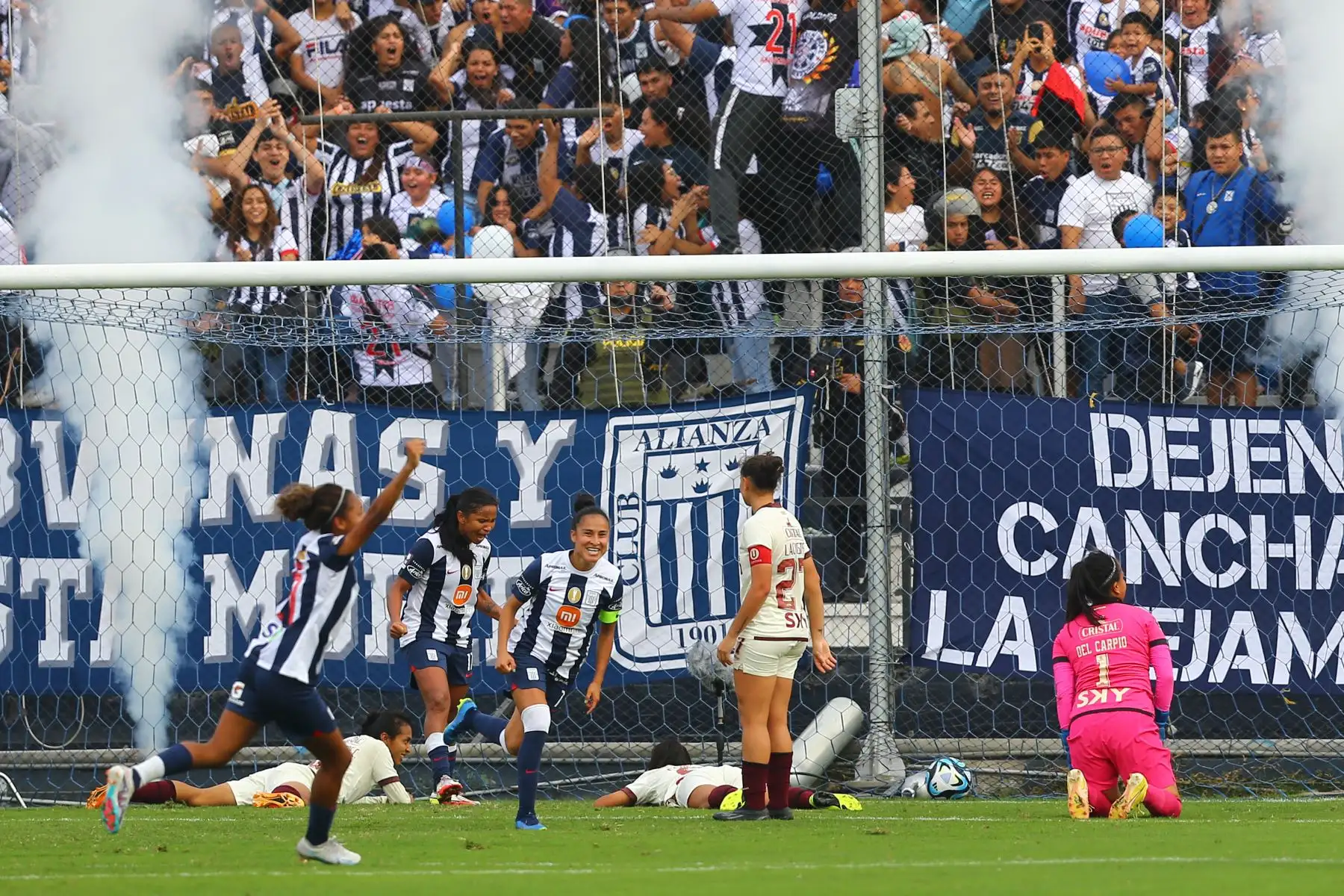 Con goles de Adriana Lucar, Ibargüen y Porras, las íntimas  le ganaron a Las Leonas, que sufrieron su primera derrota en el torneo. Foto: ANDINA/ Eddy Ramos