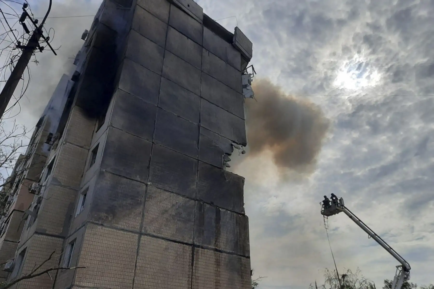 Al menos cuatro personas murieron y unas 43 resultaron heridas en un ataque ruso este lunes contra un edificio de apartamentos de la ciudad de Krivói Rog, en el centro de Ucrania, anunció el ministro del Interior. Foto: AFP