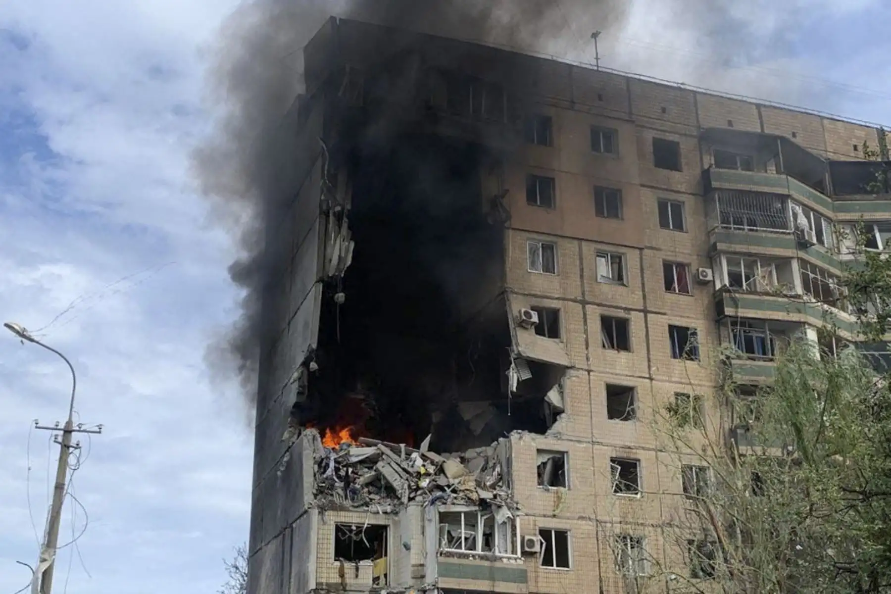 Cuatro personas fallecieron y 43 resultaron heridas, precisó en un nuevo balance, agregando que tres residentes fueron auxiliados y 30 evacuados. Foto: AFP