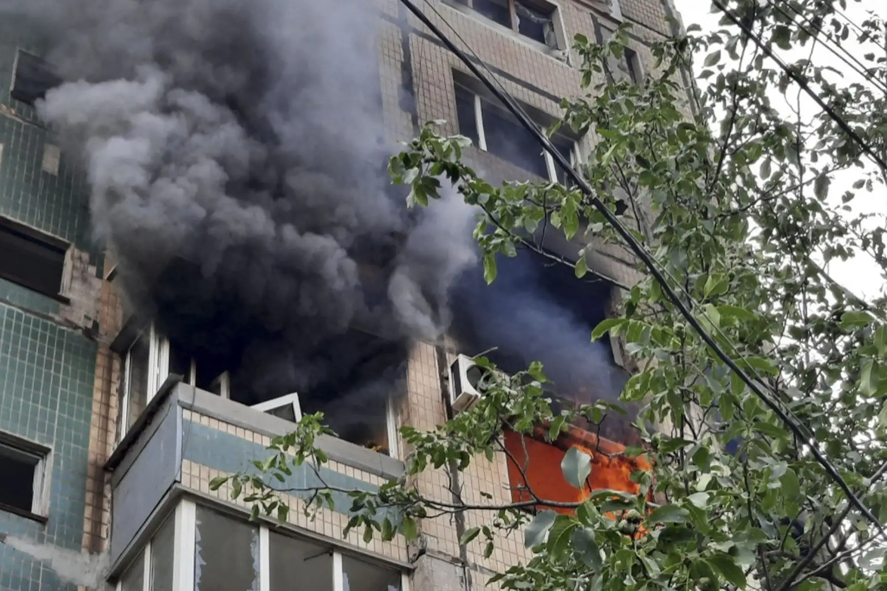 Un niño de 10 años figura entre los muertos, indicó el gobernador de la región de Dnipró, Serguéi Lyssak. El otro misil alcanzó un edificio de un centro educativo, según el responsable. Foto: AFP