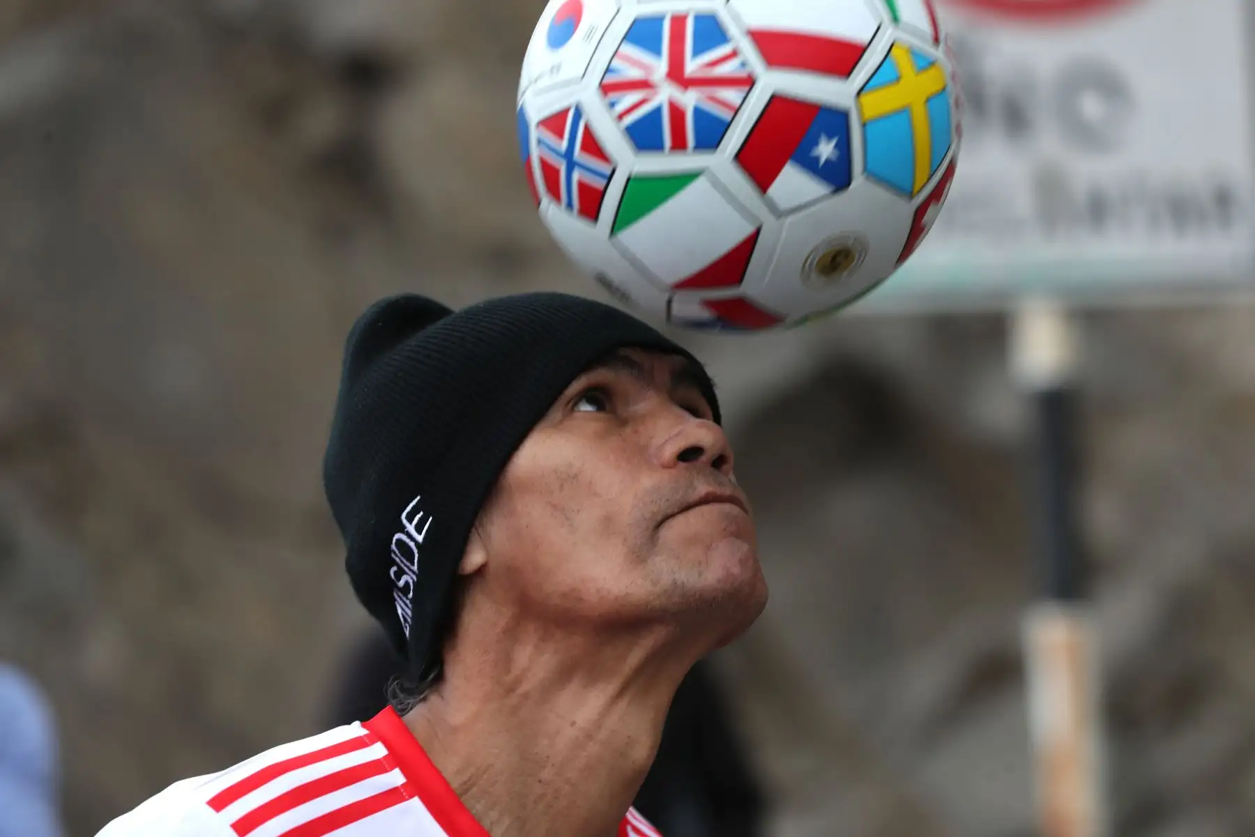Con más de 33 años de experiencia deportiva, los hermanos "Patadita" batieron un nuevo record de dominadas con cabeza bajando por todo el cerro San Cristóbal desde la cima, en el Rímac, como parte de un proyecto de la Municipalidad del Rímac que busca dar a conocer la cultura deportiva del distrito a todo el Perú. Foto: ANDINA/Daniel Bracamonte