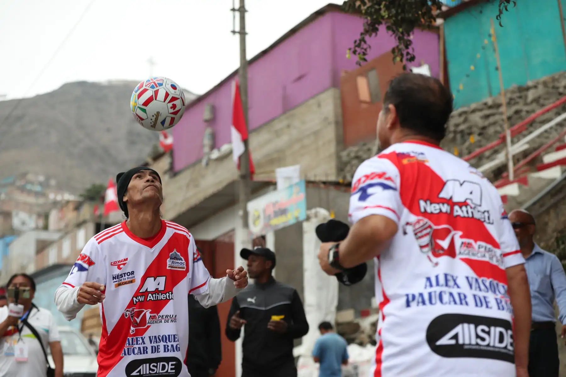 Los hermanos "Patadita" realizaron el reto de dominadas con cabeza bajando por todo el cerro San Cristóbal desde la cima, en el Rímac, en el marco de las celebraciones por Fiestas Patrias. Foto: ANDINA/Daniel Bracamonte
