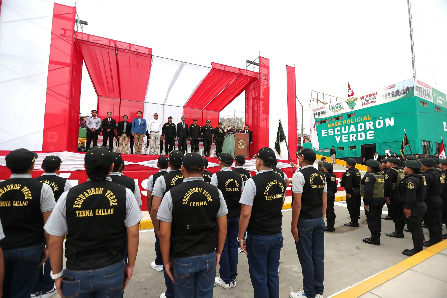 Ceremonia de inauguración de la Nueva sede del Escuadrón Verde en el distrito de Mi Perú.
El Escuadrón Verde de Ventanilla iniciará sus labores en Mi Perú, distrito que tiene más de 54 mil habitantes y que a la fecha solo contaba con una comisaría.
Estuvieron presentes, El General PNP Jorge Luis Castillo Vargas Jefe de la Región Policial Callao, el ministro del Interior, Vicente Romero y el alcalde del distrito Mi Perú Irvin Chávez León.

Foto: ANDINA/Ricardo Cuba