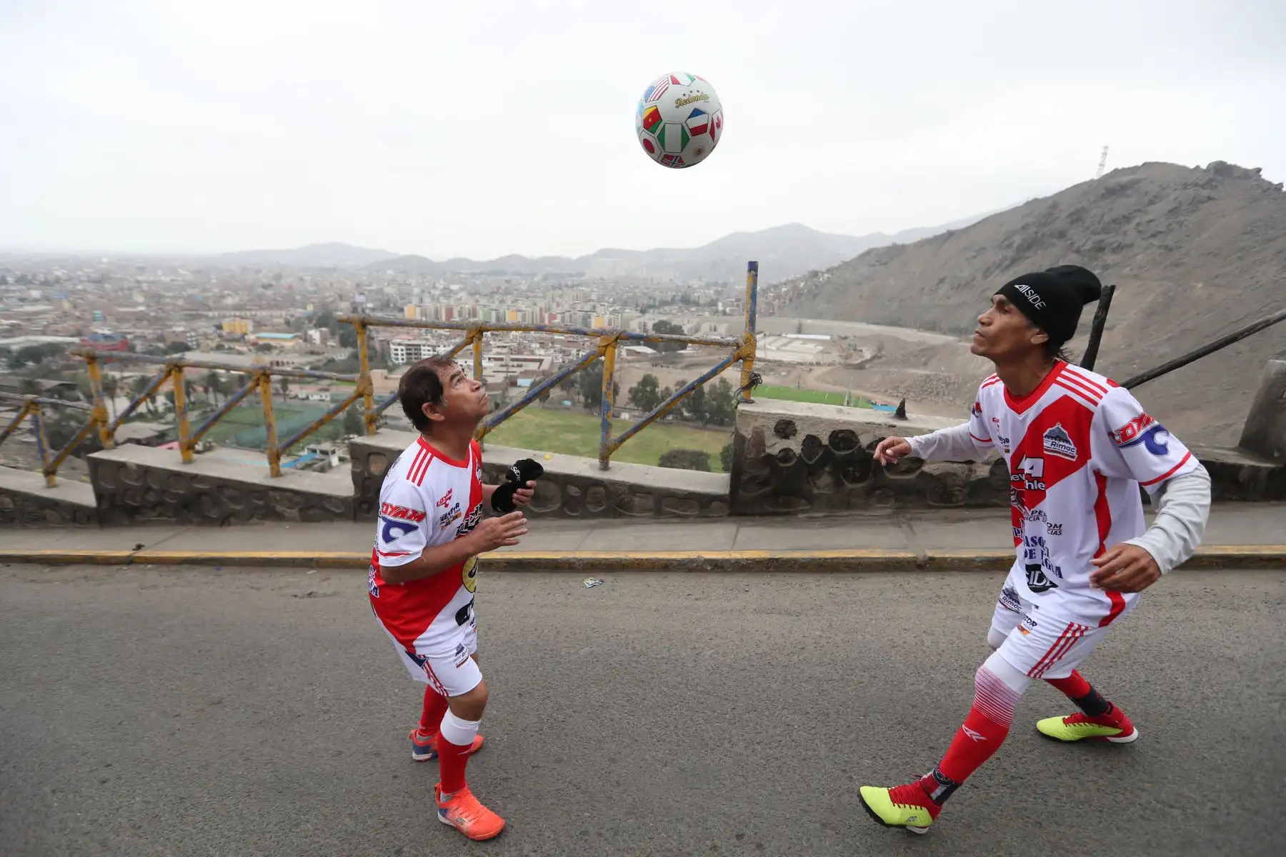 Los hermanos "Patadita" realizaron el reto de dominadas con cabeza bajando por todo el cerro San Cristóbal desde la cima, en el Rímac, en el marco de las celebraciones por Fiestas Patrias. Foto: ANDINA/Daniel Bracamonte