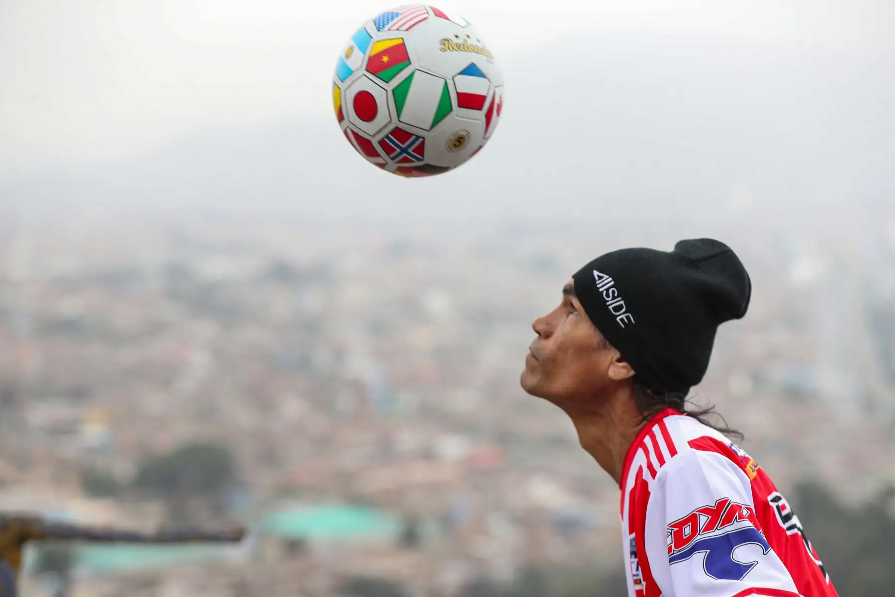 Los hermanos "Patadita" realizaron el reto de dominadas con cabeza bajando por todo el cerro San Cristóbal desde la cima, en el Rímac, en el marco de las celebraciones por Fiestas Patrias. Foto: ANDINA/Daniel Bracamonte