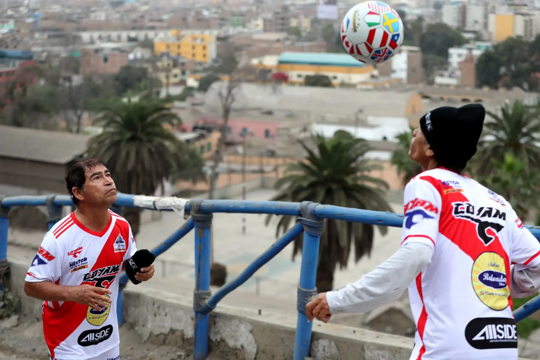Los hermanos "Patadita" realizaron el reto de dominadas con cabeza bajando por todo el cerro San Cristóbal desde la cima, en el Rímac, en el marco de las celebraciones por Fiestas Patrias. Foto: ANDINA/Daniel Bracamonte