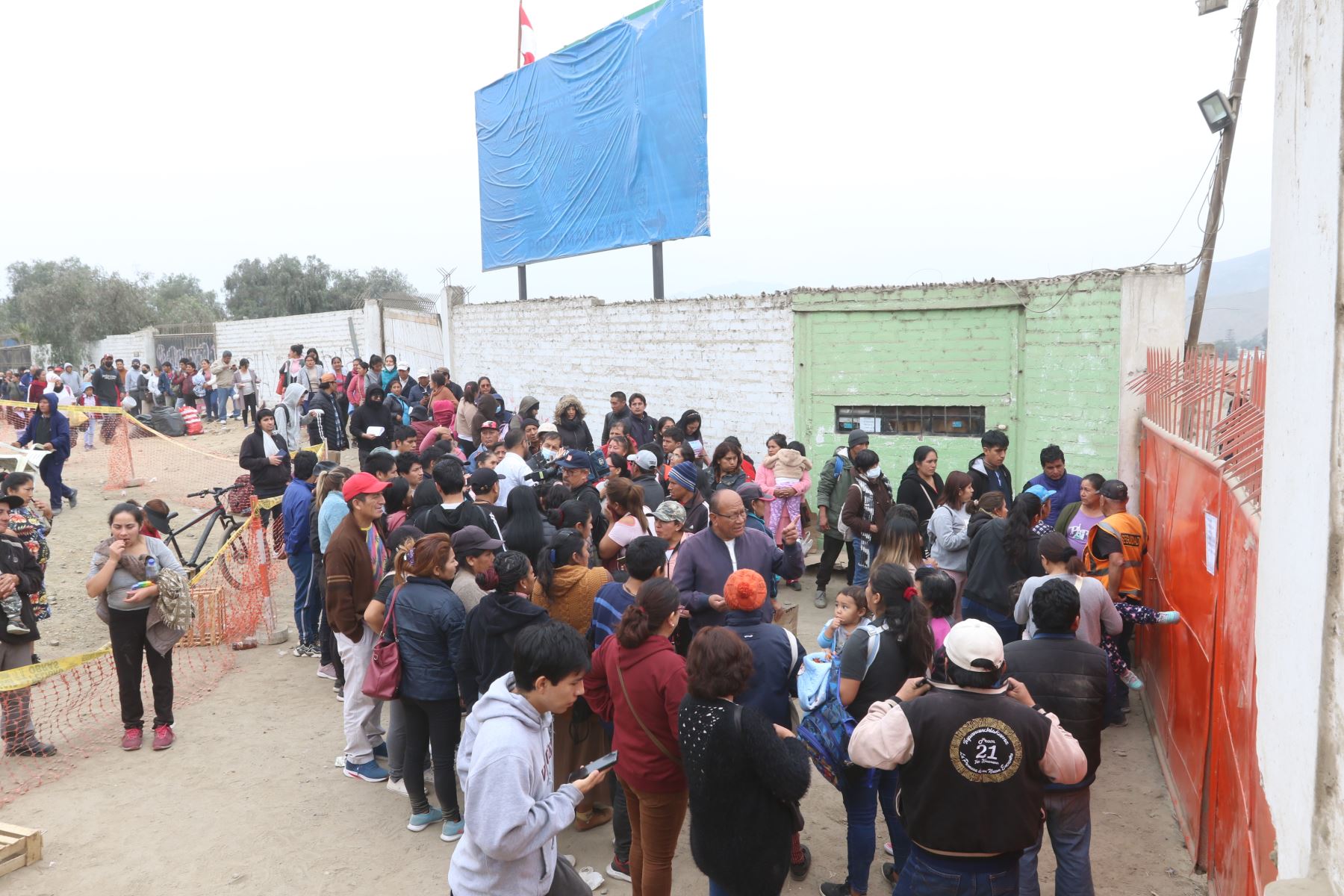 Cientos de familias hicieron largas colas para un supuesto empadronamiento de terrenos en La Molina. Foto: ANDINA/Héctor Vinces