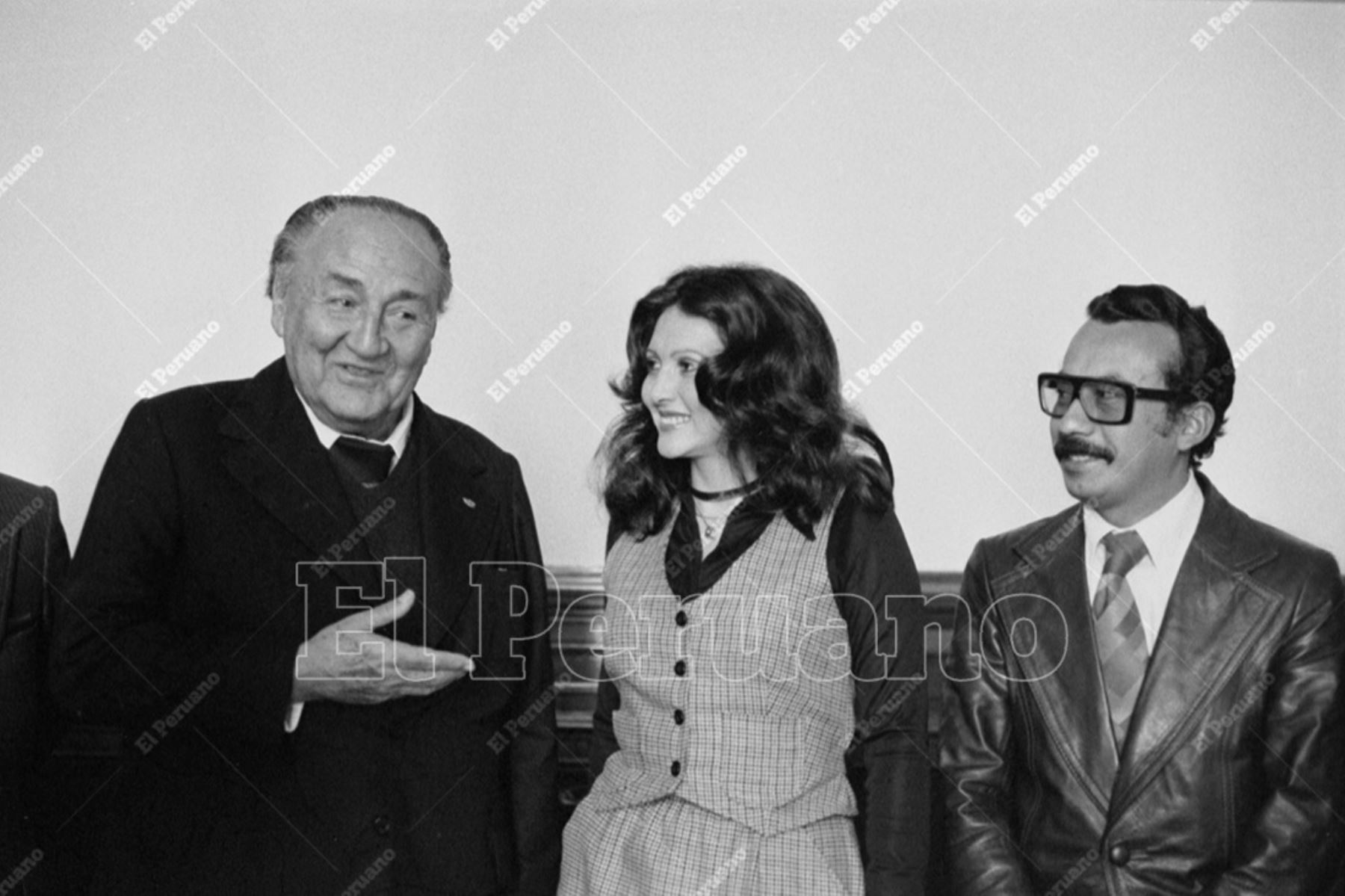 Lima - 28 setiembre 1978 / Roxana Canedo con Víctor Raúl Haya de la Torre, presidente de la Asamblea Constituyente. Foto: Archivo Histórico de El Peruano / Máximo Miralles