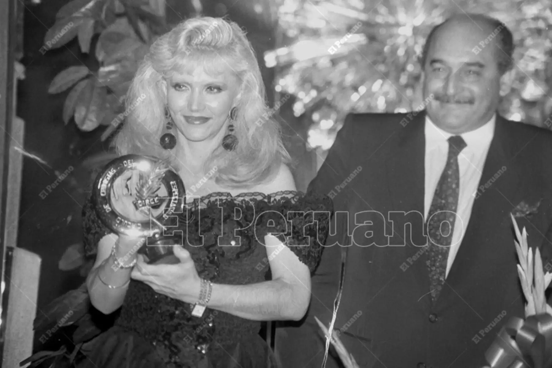 Lima - 31 mayo 1992 / La periodista Roxana Canedo recibe el premio del Círculo de Cronistas del Espectáculo - CIRCE - 1992. Foto: Archivo Histórico de El Peruano / Fabién Zevallos