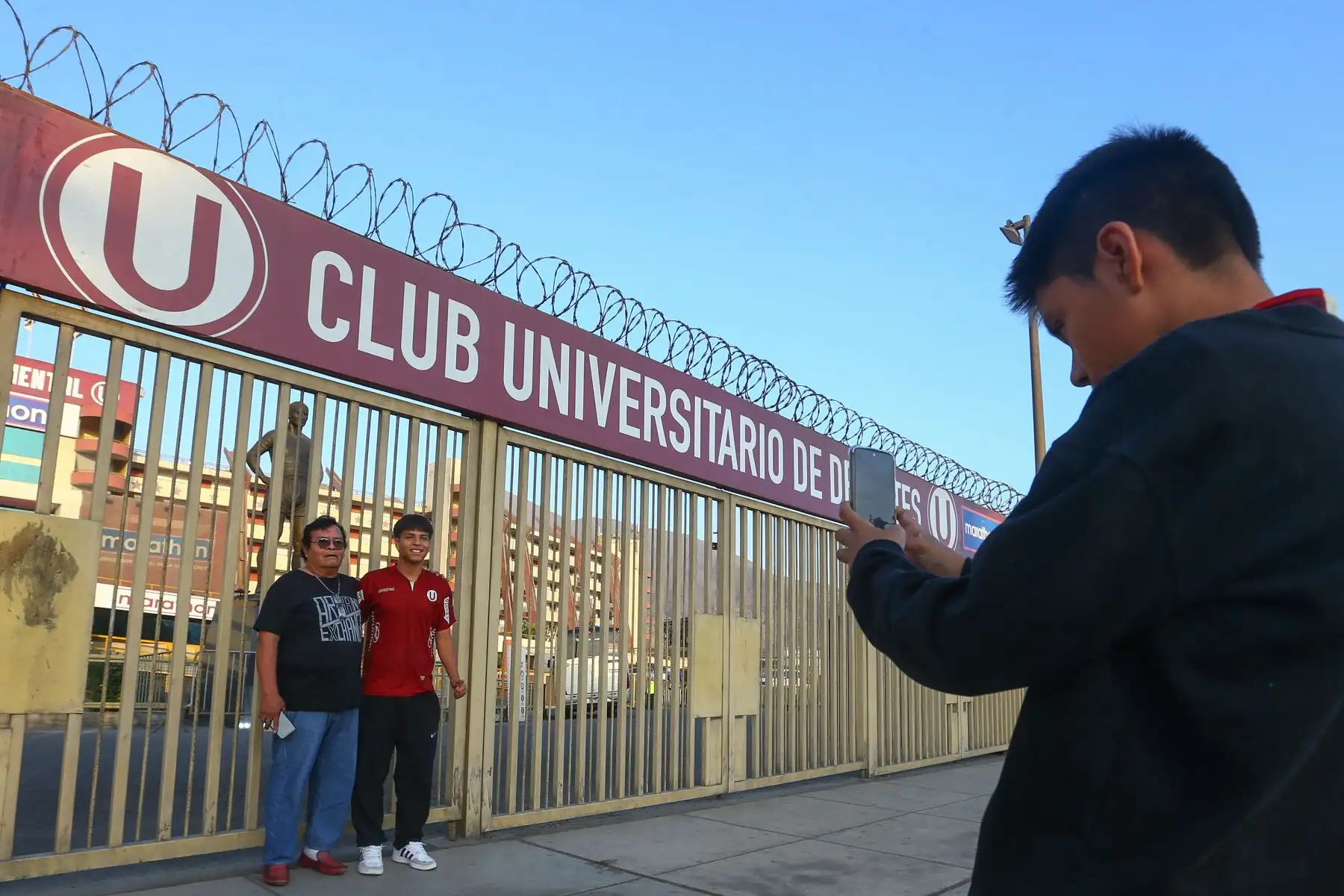 Hoy lunes 31 de julio a las 8:30pm, Universitario se enfrenta al Carlos A. Mannucci por la fecha 6 del Torneo Clausura de la Liga 1, 2023. Los hinchas cremas van llegando a Ate para alentar a su equipo que disputará esta noche al Manucci en el Estadio Monumental.

Foto: ANDINA/Eddy Ramos