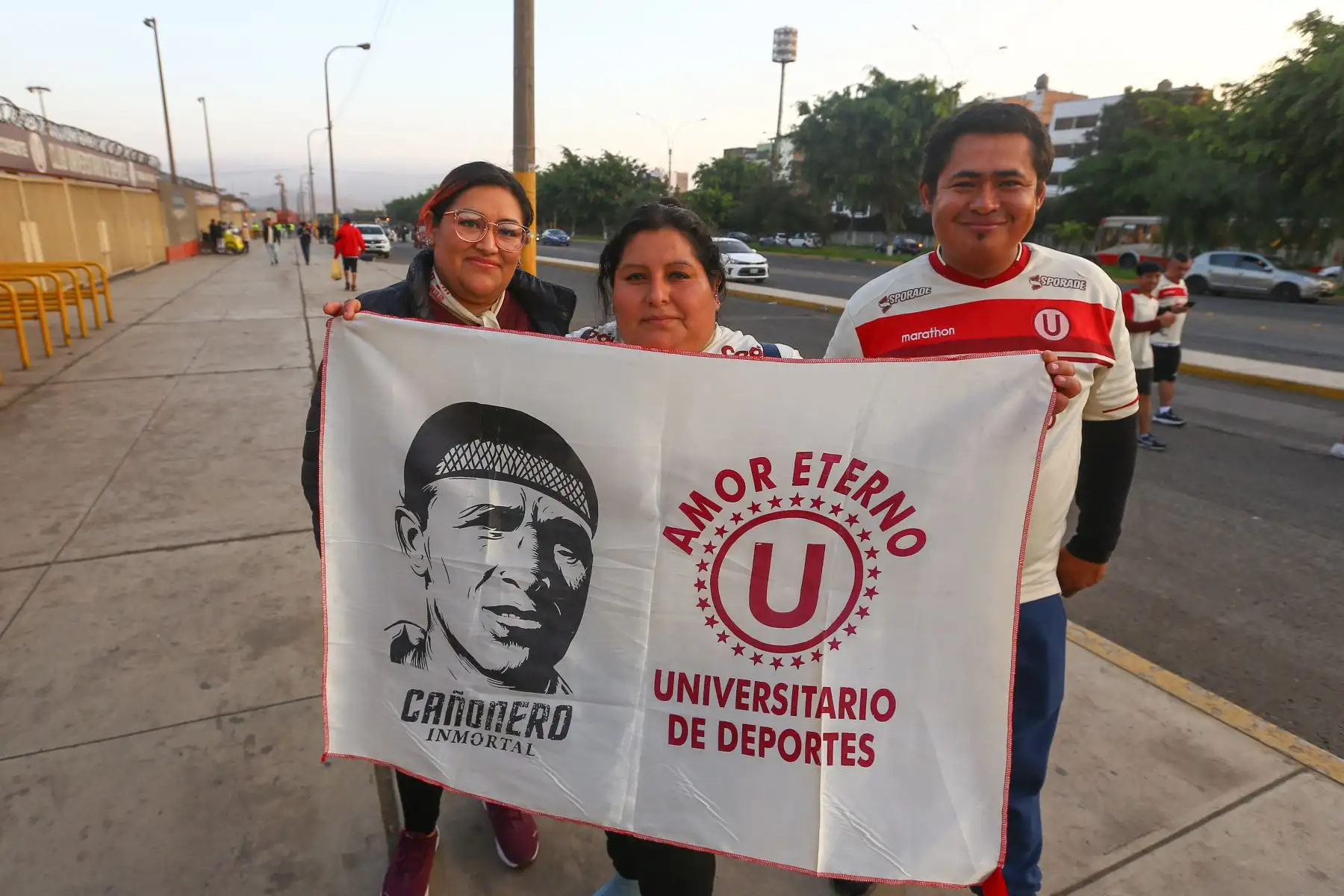 Hoy lunes 31 de julio a las 8:30pm, Universitario se enfrenta al Carlos A. Mannucci por la fecha 6 del Torneo Clausura de la Liga 1, 2023. Los hinchas cremas van llegando a Ate para alentar a su equipo que disputará esta noche al Manucci en el Estadio Monumental.

Foto: ANDINA/Eddy Ramos