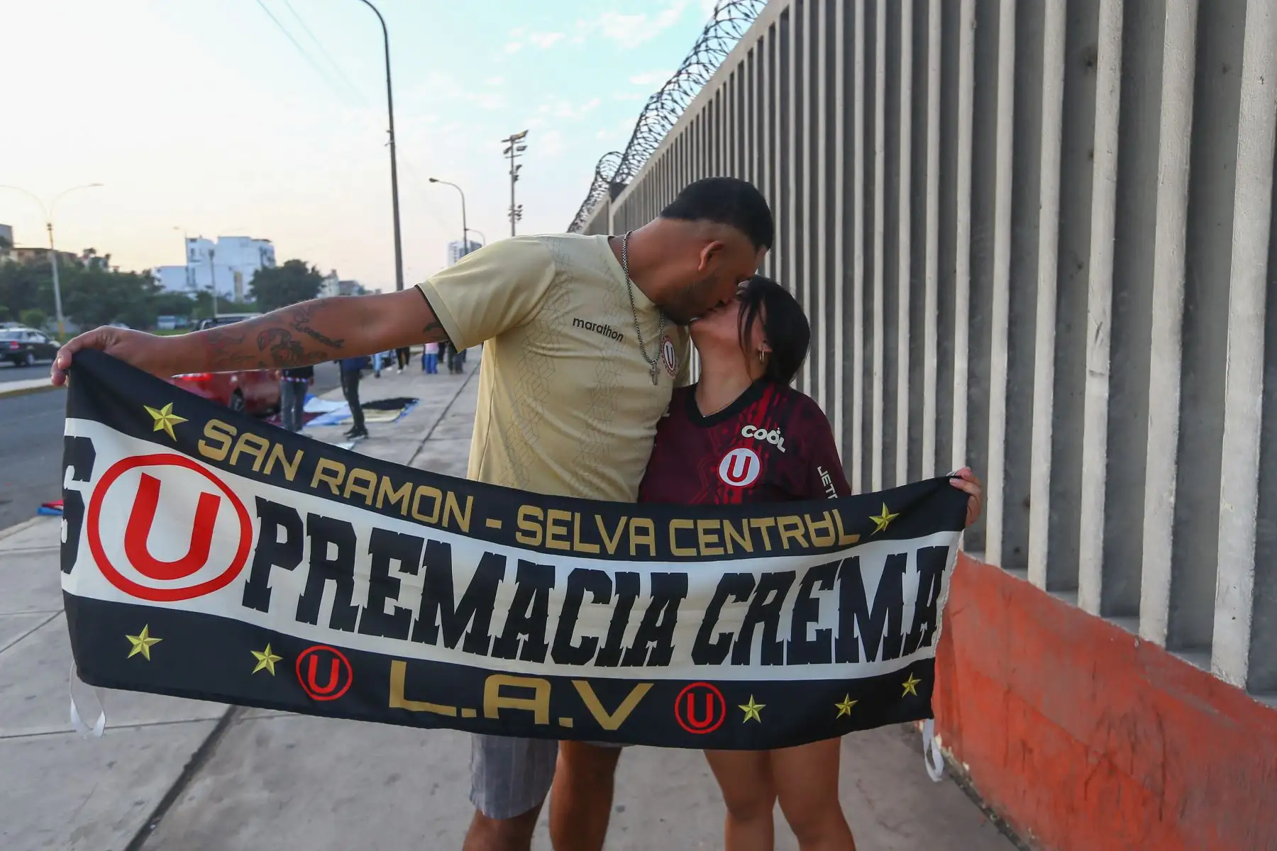 Hoy lunes 31 de julio a las 8:30pm, Universitario se enfrenta al Carlos A. Mannucci por la fecha 6 del Torneo Clausura de la Liga 1, 2023. Los hinchas cremas van llegando a Ate para alentar a su equipo que disputará esta noche al Manucci en el Estadio Monumental.

Foto: ANDINA/Eddy Ramos