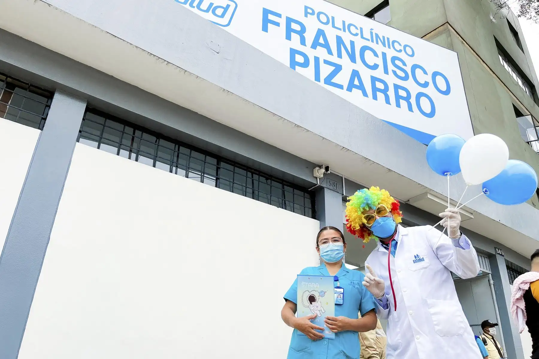 La Lic. María Teresa Loayza, coordinadora de enfermería del Policlínico Francisco Pizarro de la Red Prestacional Almenara, detalló que de las vacunas administradas se colocaron 11, 921 dosis a niños menores de 2 años y 3,166 dosis a niños mayores de 2 años hasta adultos.
Foto: ANDINA/EsSalud