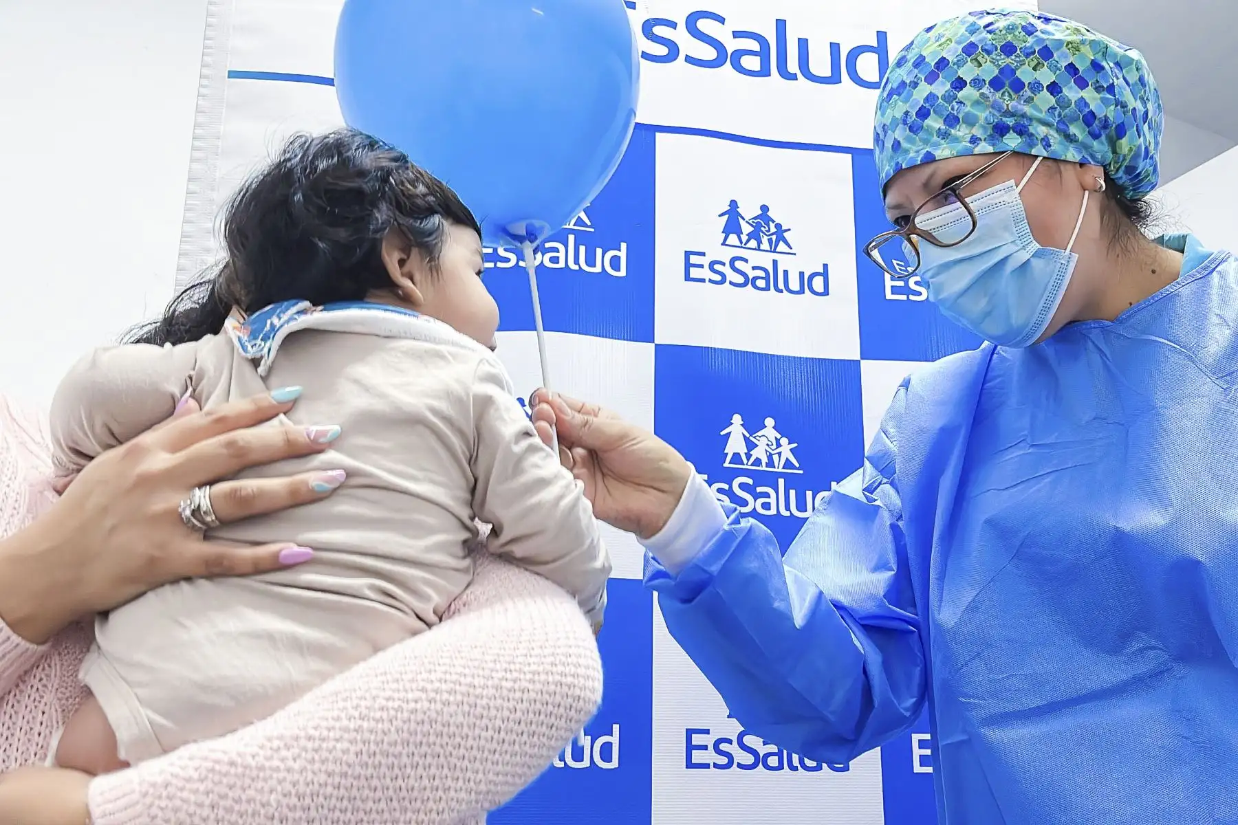 EsSalud, informó que en lo que va del año, inmunizó a 15 087 personas contra el neumococo. Estas dosis fueron aplicadas en campañas de vacunación, en los centros de salud de la red y de manera regular, de acuerdo con los horarios de atención establecidos.
Foto: ANDINA/EsSalud