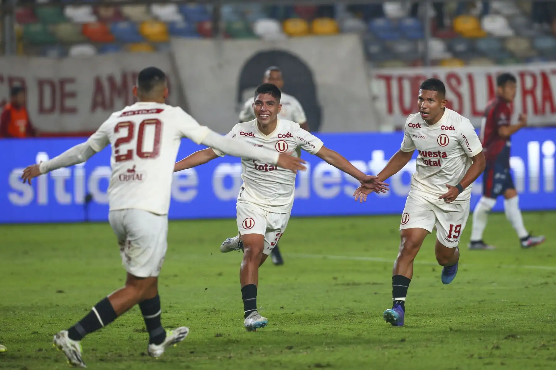 Con goles de Piero Quispe (minuto 26) y Edison Flores (minuto 33) en el primer tiempo y de Luis Urruti en el 43