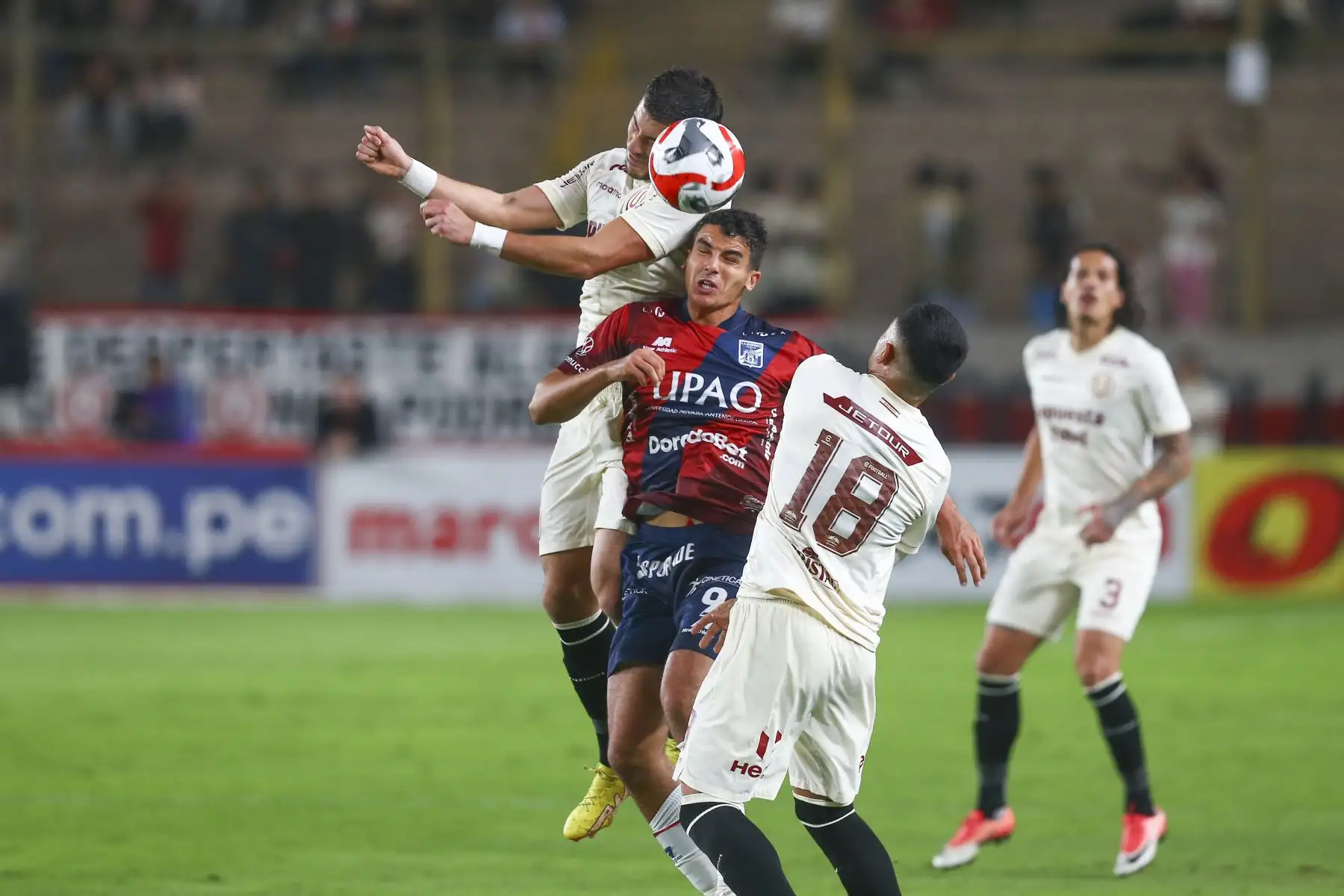 Con goles de Piero Quispe (minuto 26) y Edison Flores (minuto 33) en el primer tiempo y de Luis Urruti en el 43