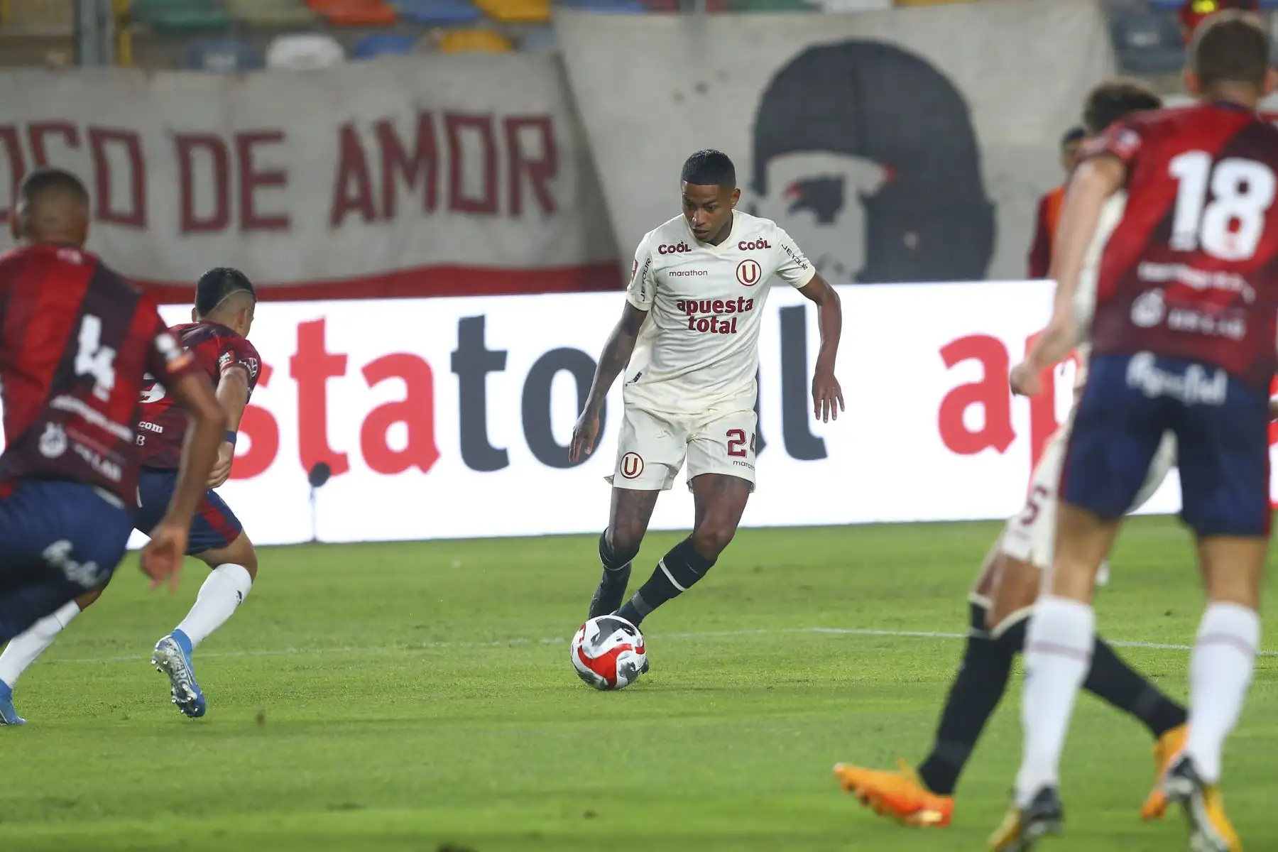 Con goles de Piero Quispe (minuto 26) y Edison Flores (minuto 33) en el primer tiempo y de Luis Urruti en el 43