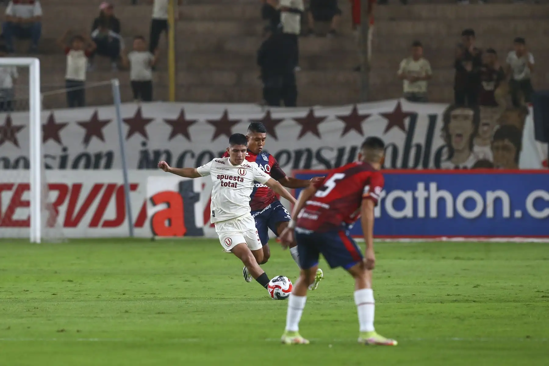 Con goles de Piero Quispe (minuto 26) y Edison Flores (minuto 33) en el primer tiempo y de Luis Urruti en el 43