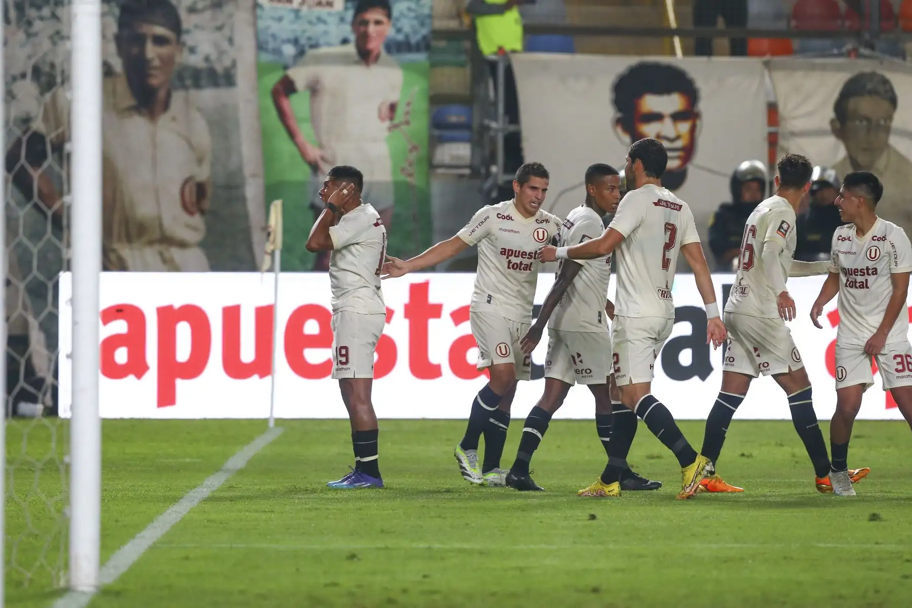 Con goles de Piero Quispe (minuto 26) y Edison Flores (minuto 33) en el primer tiempo y de Luis Urruti en el 43