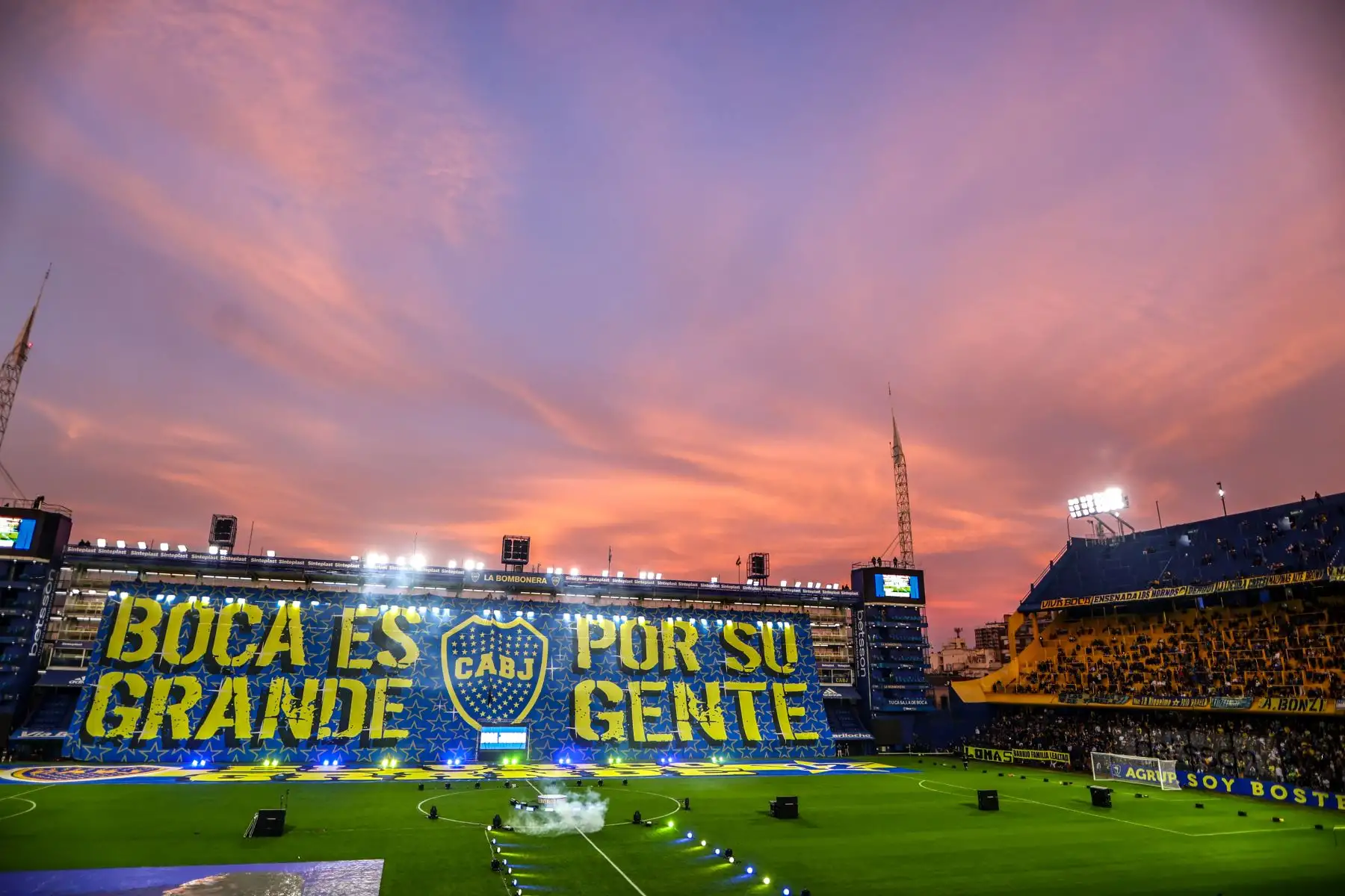 Hinchas asisten a la presentación oficial como futbolista de Boca Juniors del delantero uruguayo Edinson Cavani, hoy en Buenos Aires, Argentina. El 