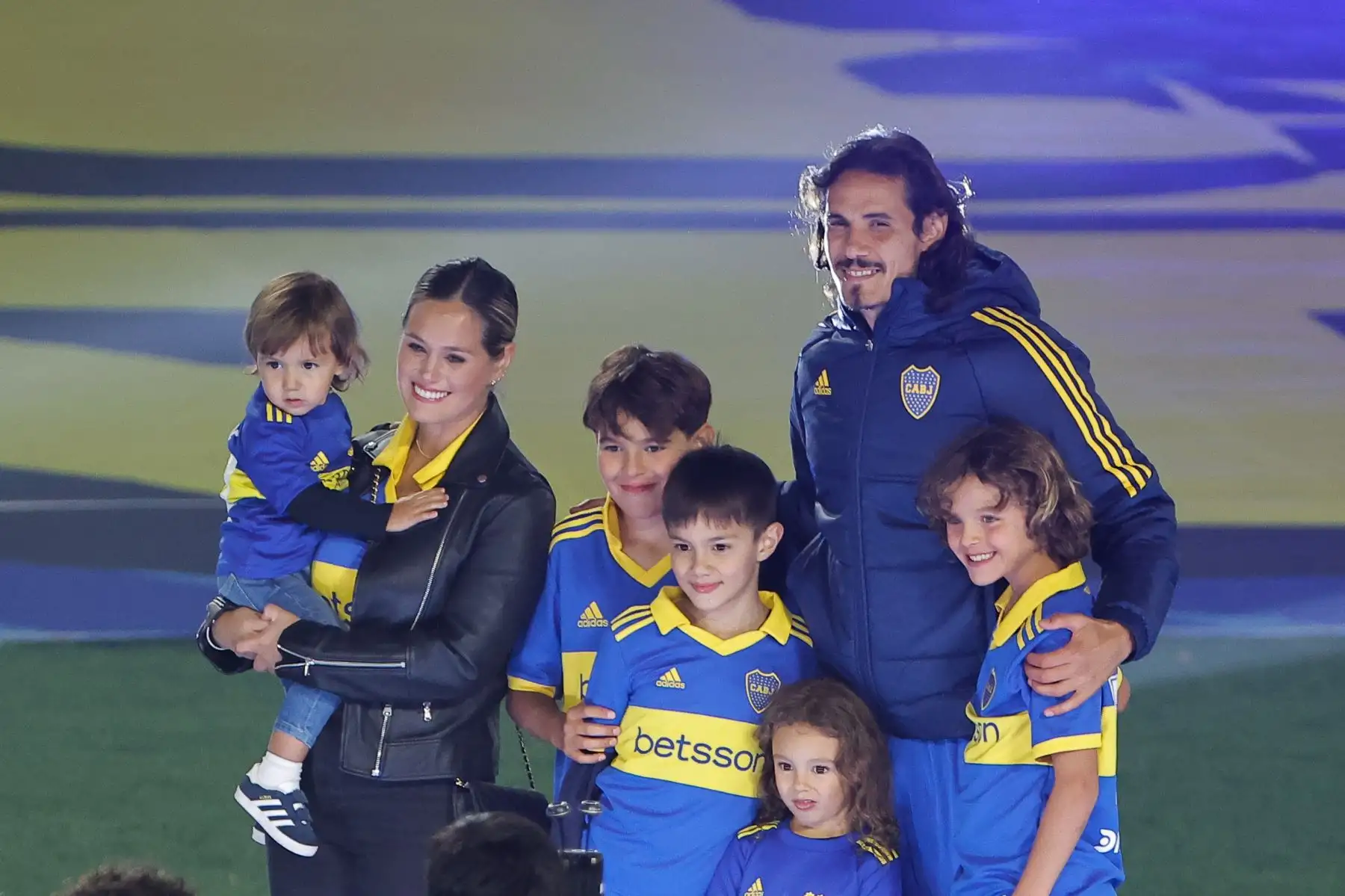 El delantero uruguayo Edinson Cavani, junto a su familia, participa en su presentación oficial como futbolista de Boca Juniors, hoy en Buenos Aires, Argentina. 
Foto: EFE