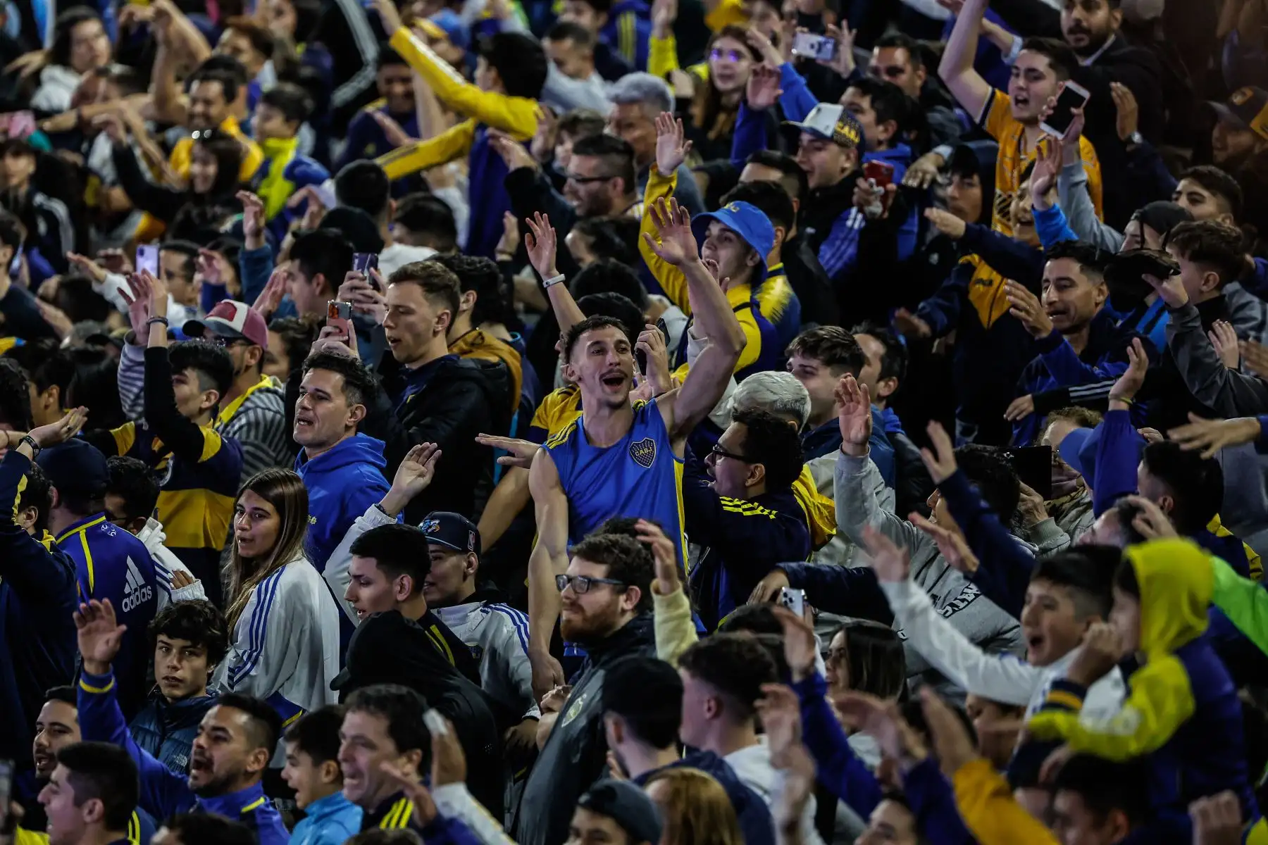 Hinchas asisten a la presentación oficial como futbolista de Boca Juniors del delantero uruguayo Edinson Cavani, hoy en Buenos Aires, Argentina. El 