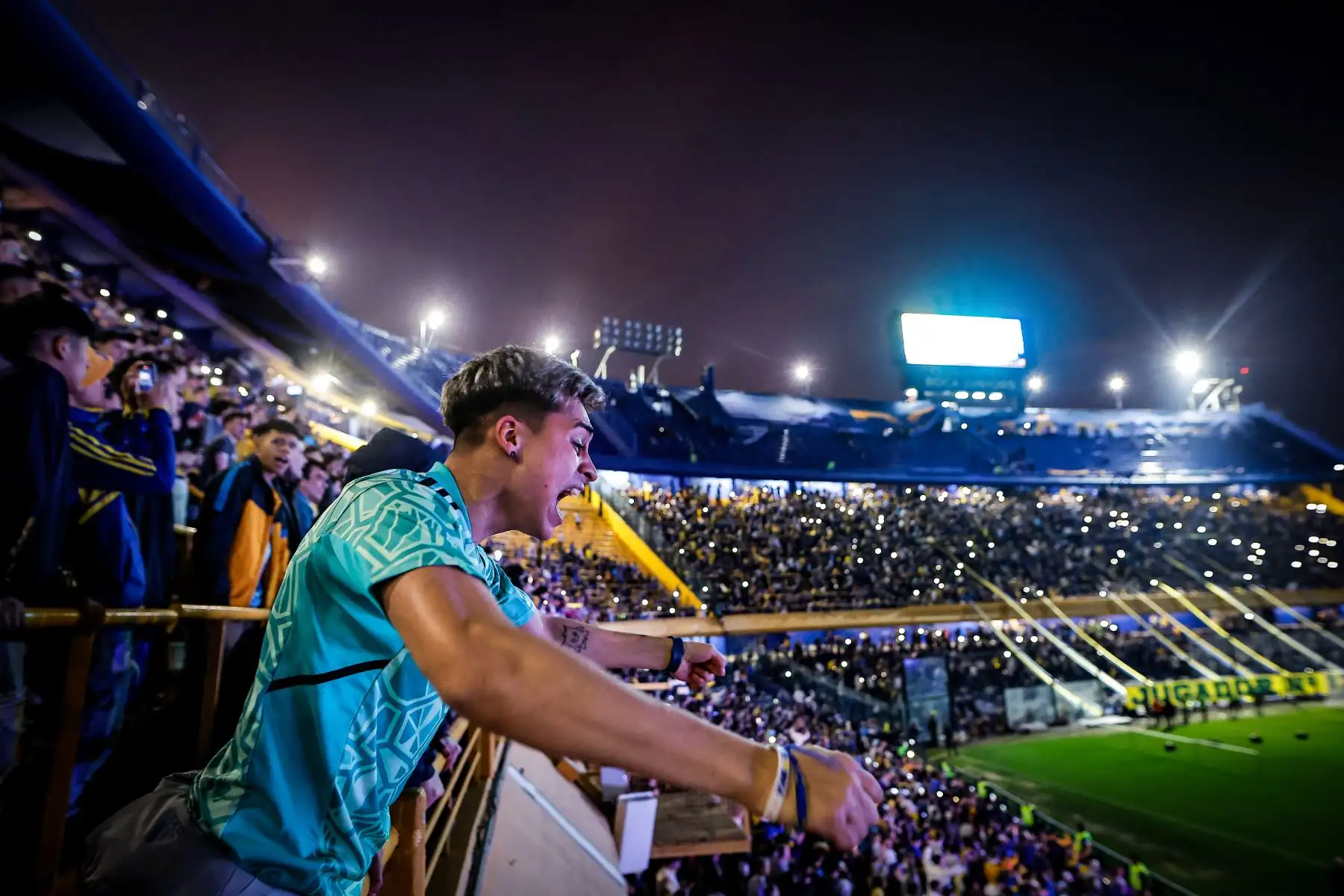 Hinchas asisten a la presentación oficial como futbolista de Boca Juniors del delantero uruguayo Edinson Cavani, hoy en Buenos Aires, Argentina.
Foto: EFE