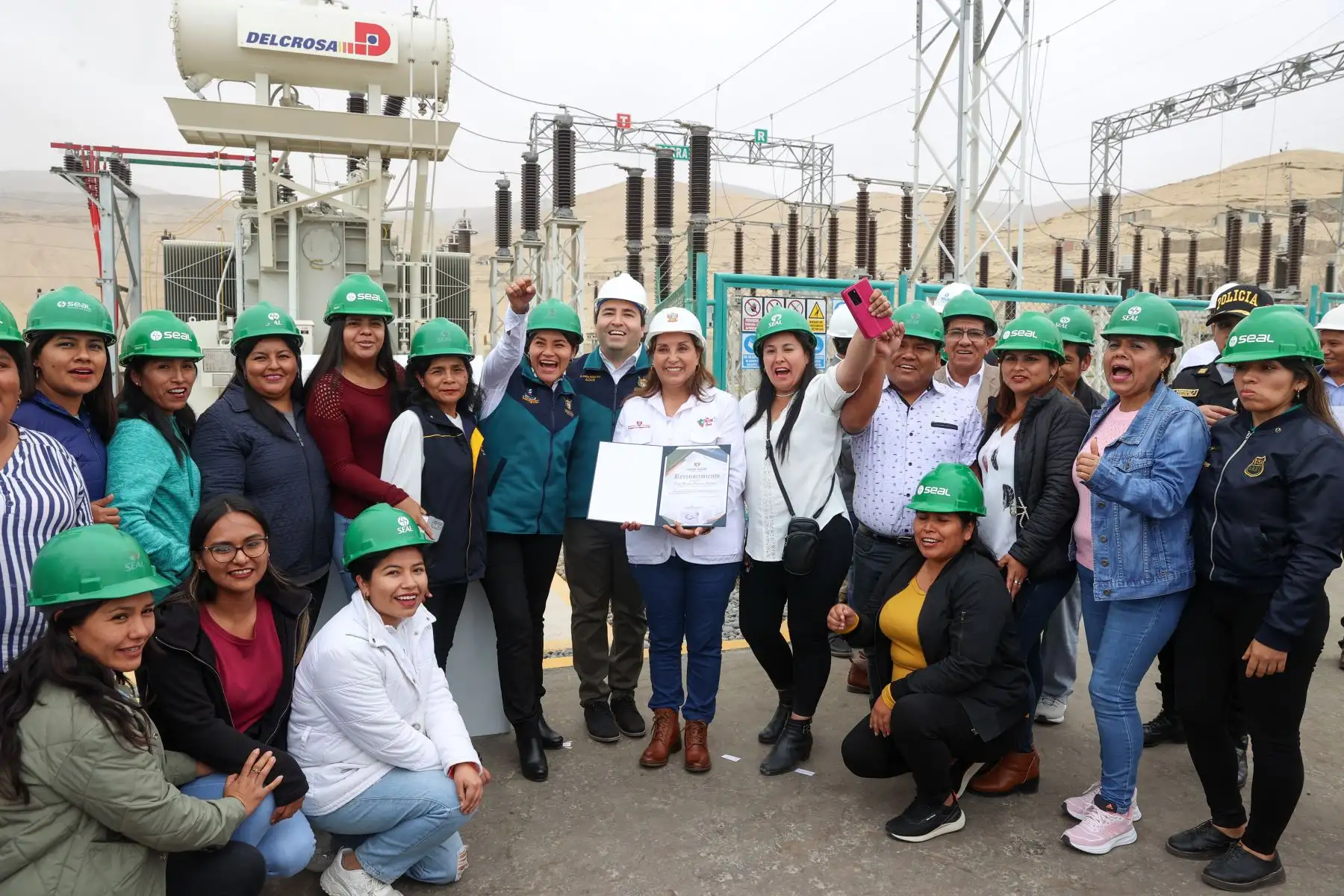 La presidenta de la república, Dina Ercilia Boluarte Zegarra, inaugura la ampliación de la capacidad de transformación de la Subestación La Pampa, en la provincia de Camaná, Arequipa.. Foto: ANDINA/Prensa Presidencia