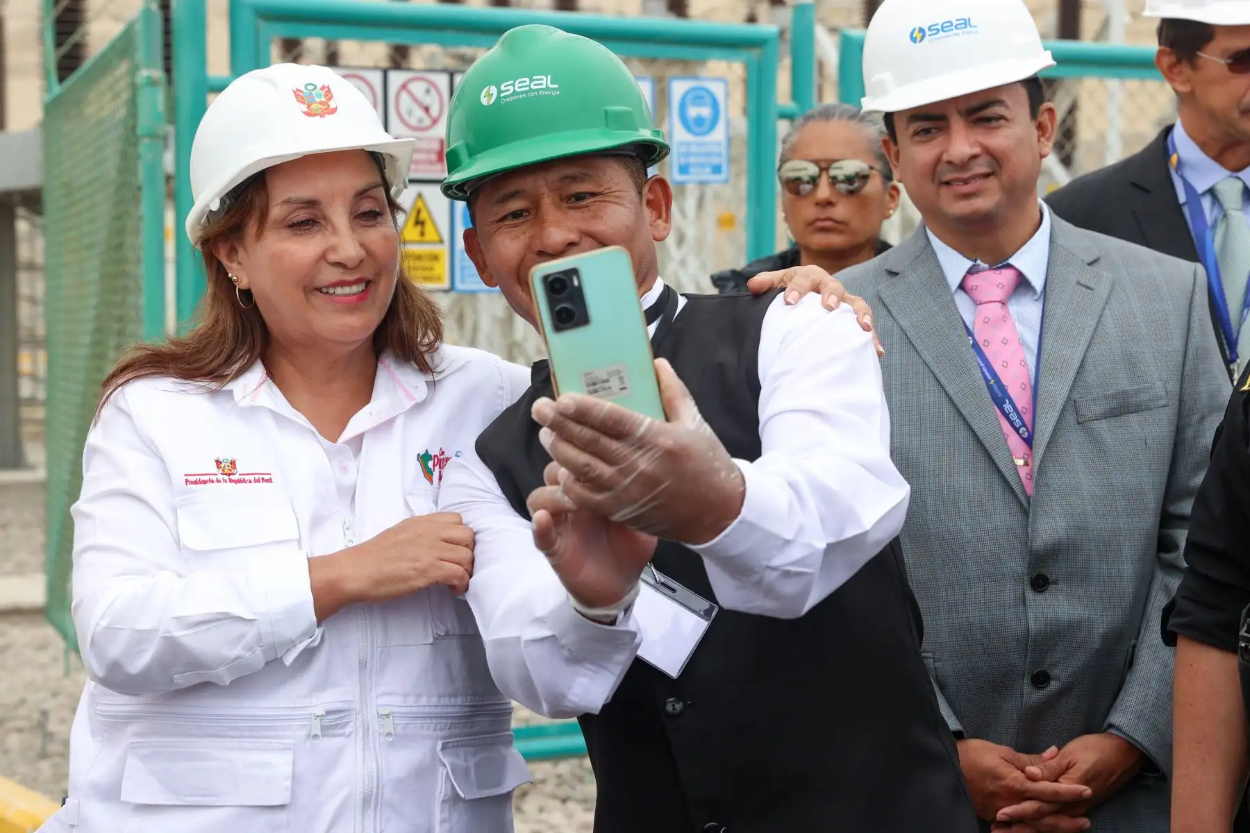 La presidenta de la república, Dina Ercilia Boluarte Zegarra, inaugura la ampliación de la capacidad de transformación de la Subestación La Pampa, en la provincia de Camaná, Arequipa.. Foto: ANDINA/Prensa Presidencia