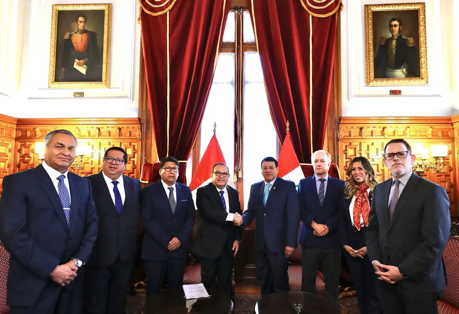 El presidente del Congreso de la República, Alejandro Soto Reyes, y los vicepresidentes del Parlamento, Hernando Guerra García Campos, Waldermar Cerrón Rojas y Roselli Amuruz Dulanto, recibieron al titular de la PCM, Alberto Otárola Peñaranda, quien llegó acompañado de los ministros de Economía y Finanzas, Alex Contreras Miranda y del Interior, Vicente Romero Fernández.
 Fotos: Congreso de la República