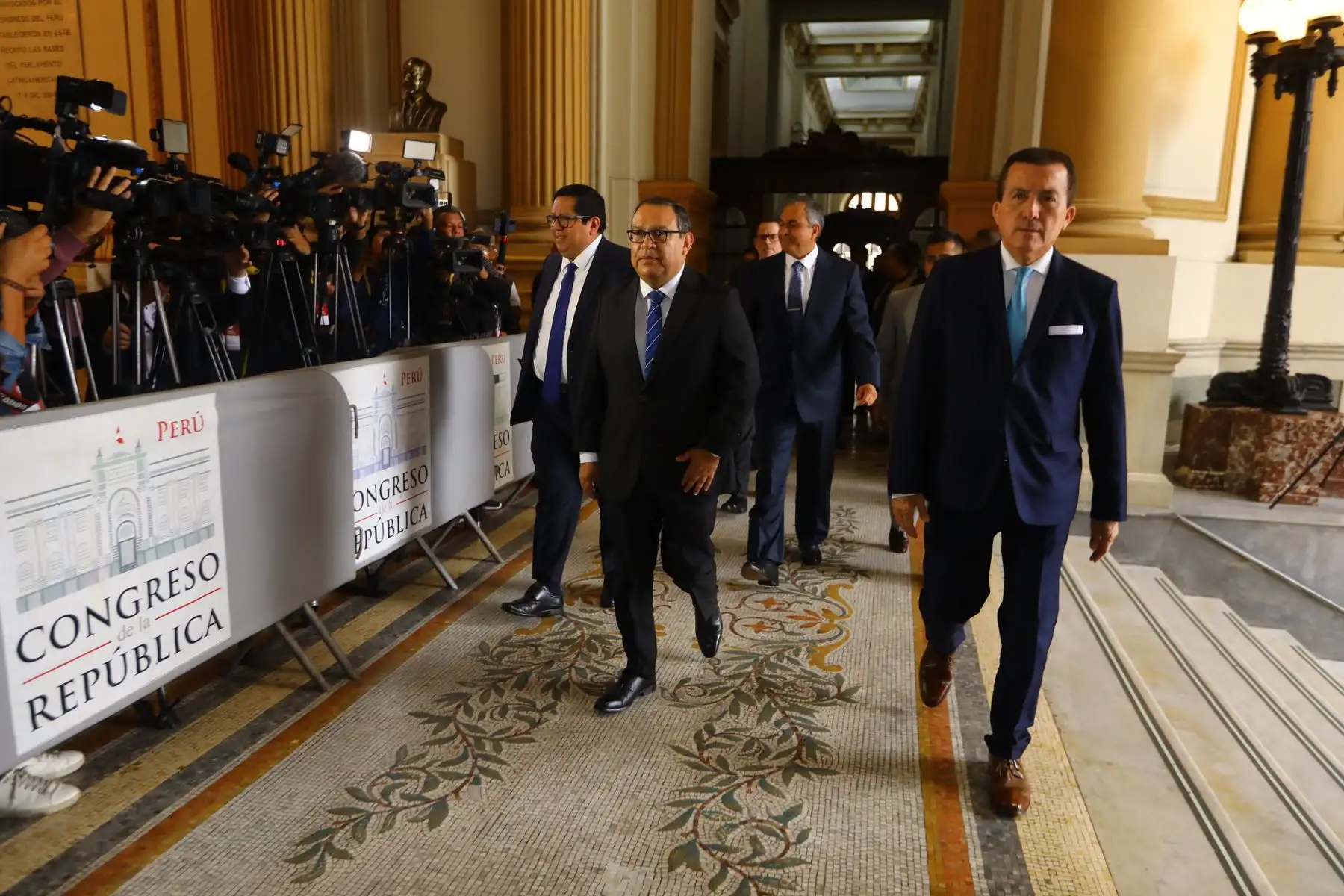Presidente del Consejo de Ministros, Alberto Otárola se reunió con el presidente del Congreso, Alejandro Soto  y los miembros de la Mesa Directiva.
Foto: PCM