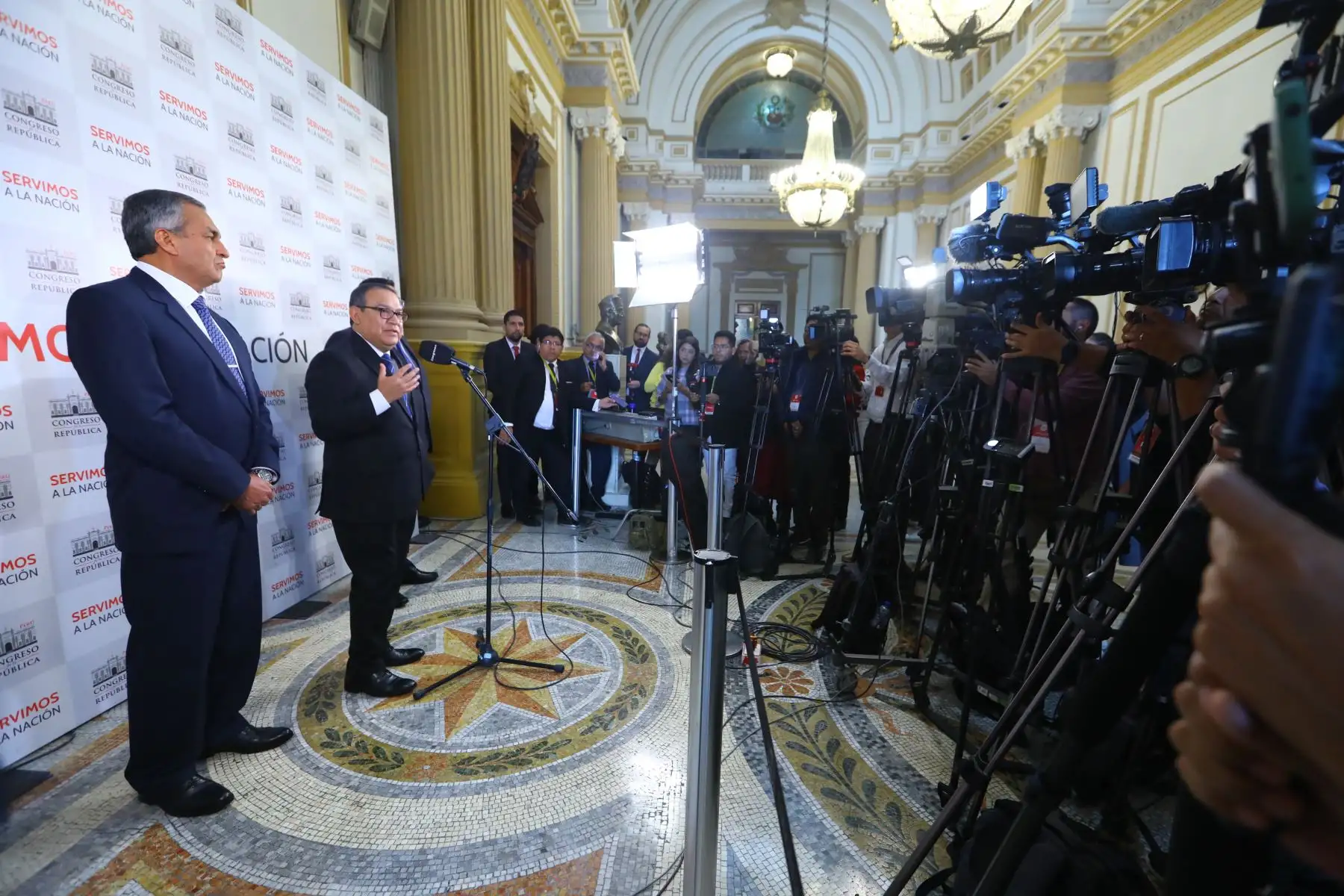 Presidente del Consejo de Ministros, Alberto Otárola se reunió con el presidente del Congreso, Alejandro Soto  y los miembros de la Mesa Directiva.
Foto: Congreso de la República