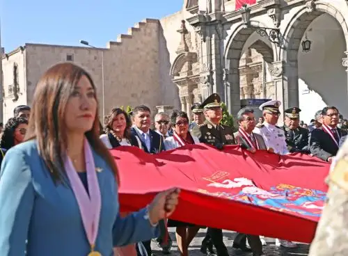 Con el paseo de la bandera de Arequipa se iniciaron hoy oficialmente los festejos por el 483 aniversario de la fundación de la Ciudad Blanca. Foto: Rocío Méndez.