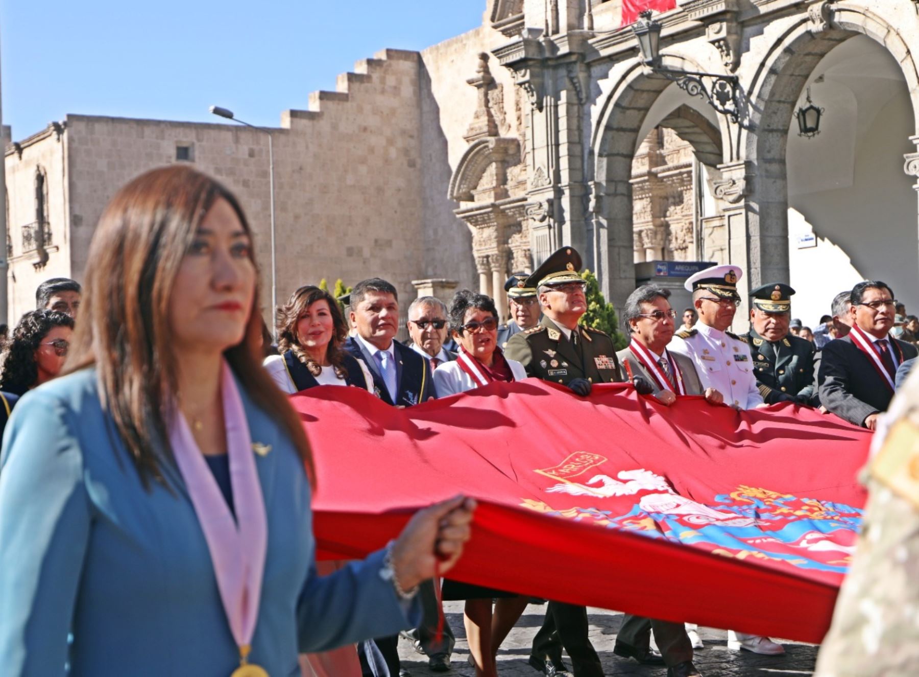 Con el paseo de la bandera de Arequipa se iniciaron hoy oficialmente los festejos por el 483 aniversario de la fundación de la Ciudad Blanca. Foto: Rocío Méndez.