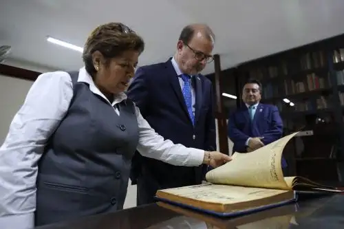 Embajador de Argentina en el Perú, Ernesto Vaca, revisa uno de los ejemplares certificados como "Memoria del Mundo" por la Unesco. Foto: ANDINA/Daniel Bracamonte