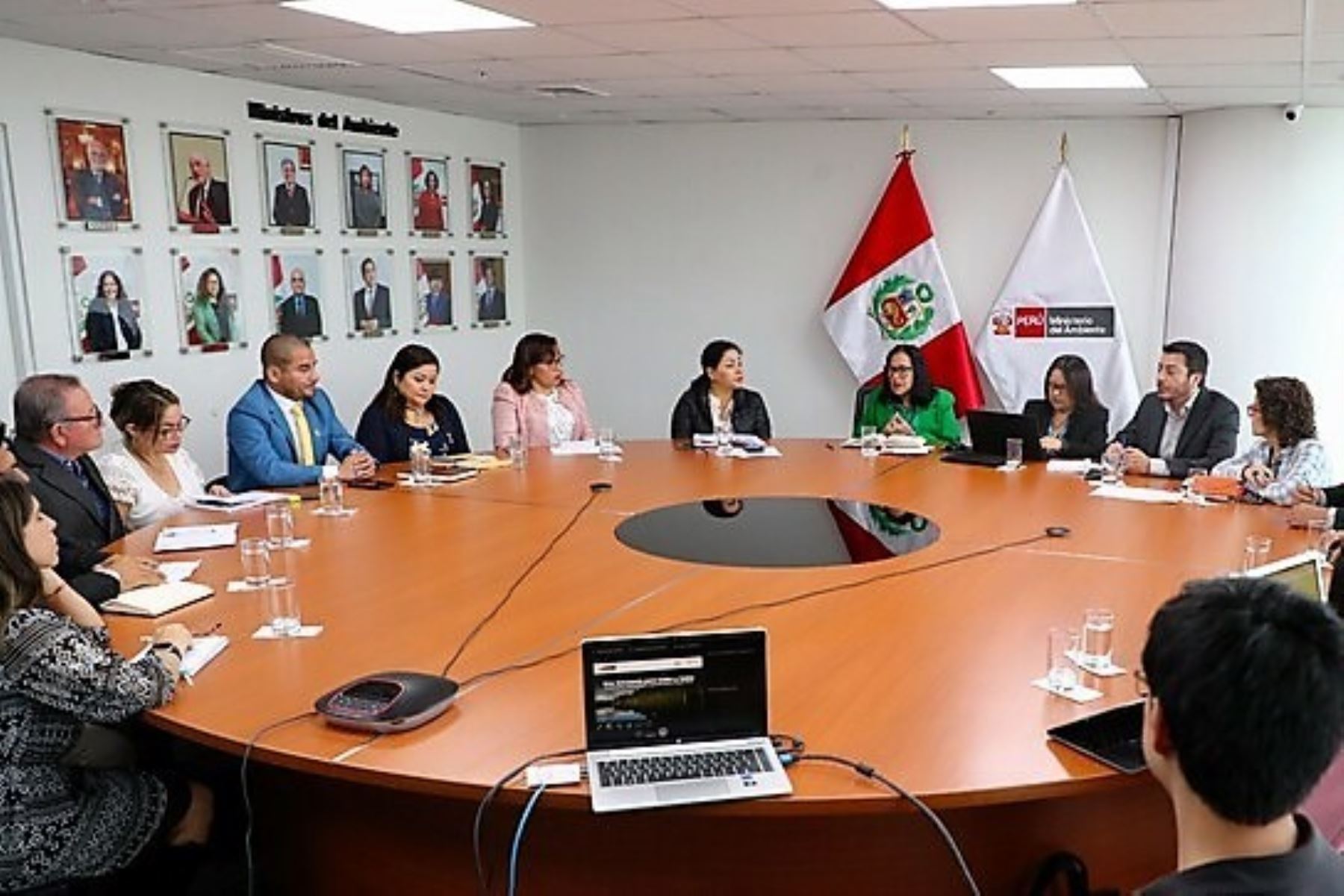 La ministra del Ambiente, Albina Ruiz Rosas, se reunió con integrantes del Parlamento Amazónico. Foto: MINAM/Difusión