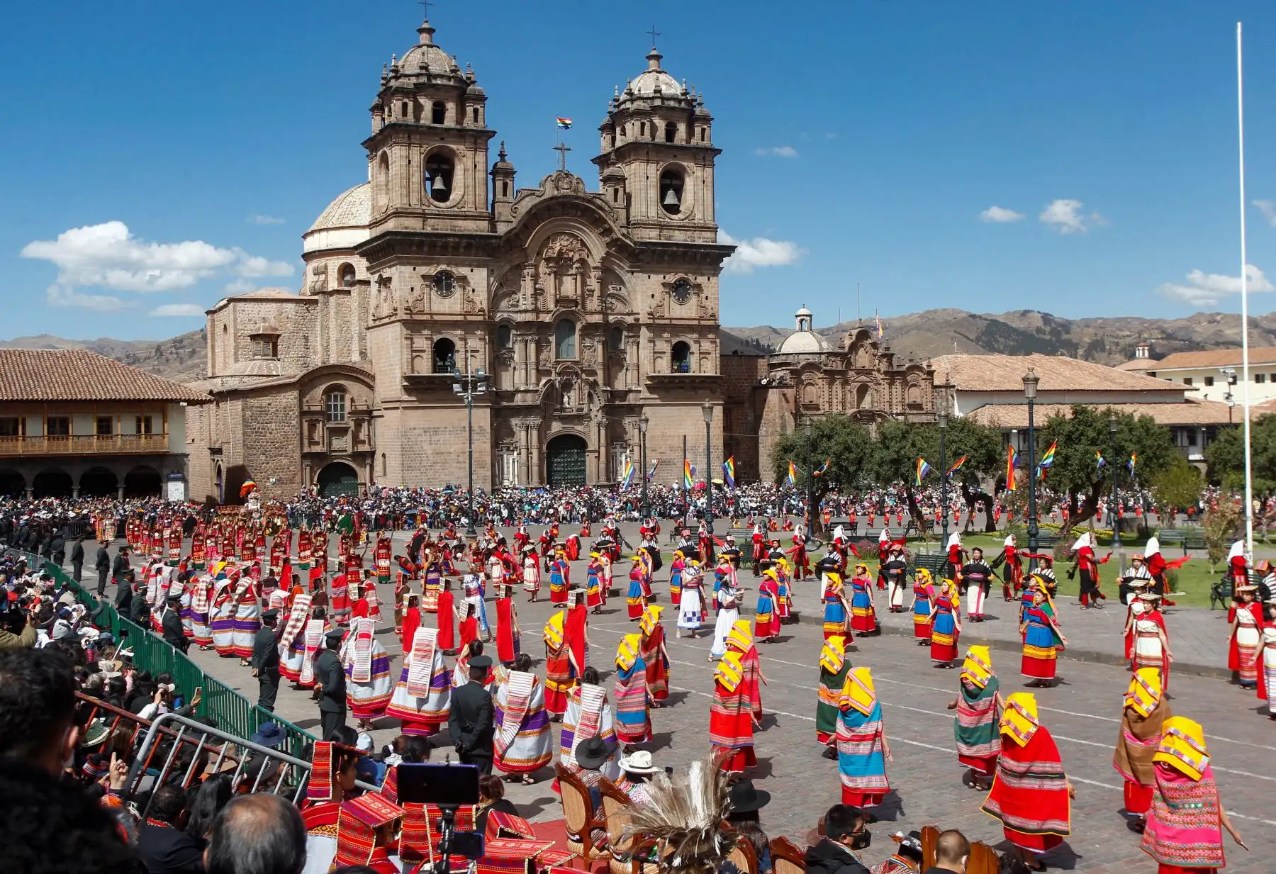 Cientos de artistas y bailarines se presentan durante el Festival Inti Raymi en la ciudad andina de Cusco el 24 de junio de 2022.
Foto: AFP