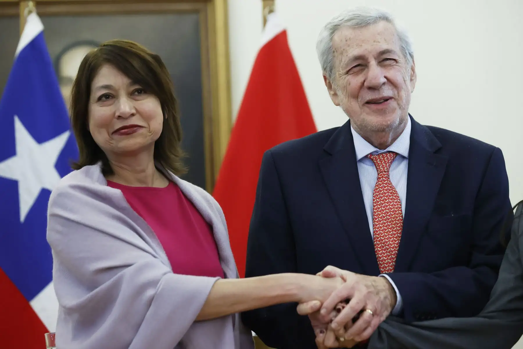 Hoy la Canciller Gervasi recibió de manos de su homólogo chileno, Canciller Alberto van Klaveren, la Presidencia Pro Tempore de la Alianza del Pacifico, en una ceremonia realizada en Santiago de Chile en presencia de altas autoridades de los cuatro países miembros.


Foto: EFE