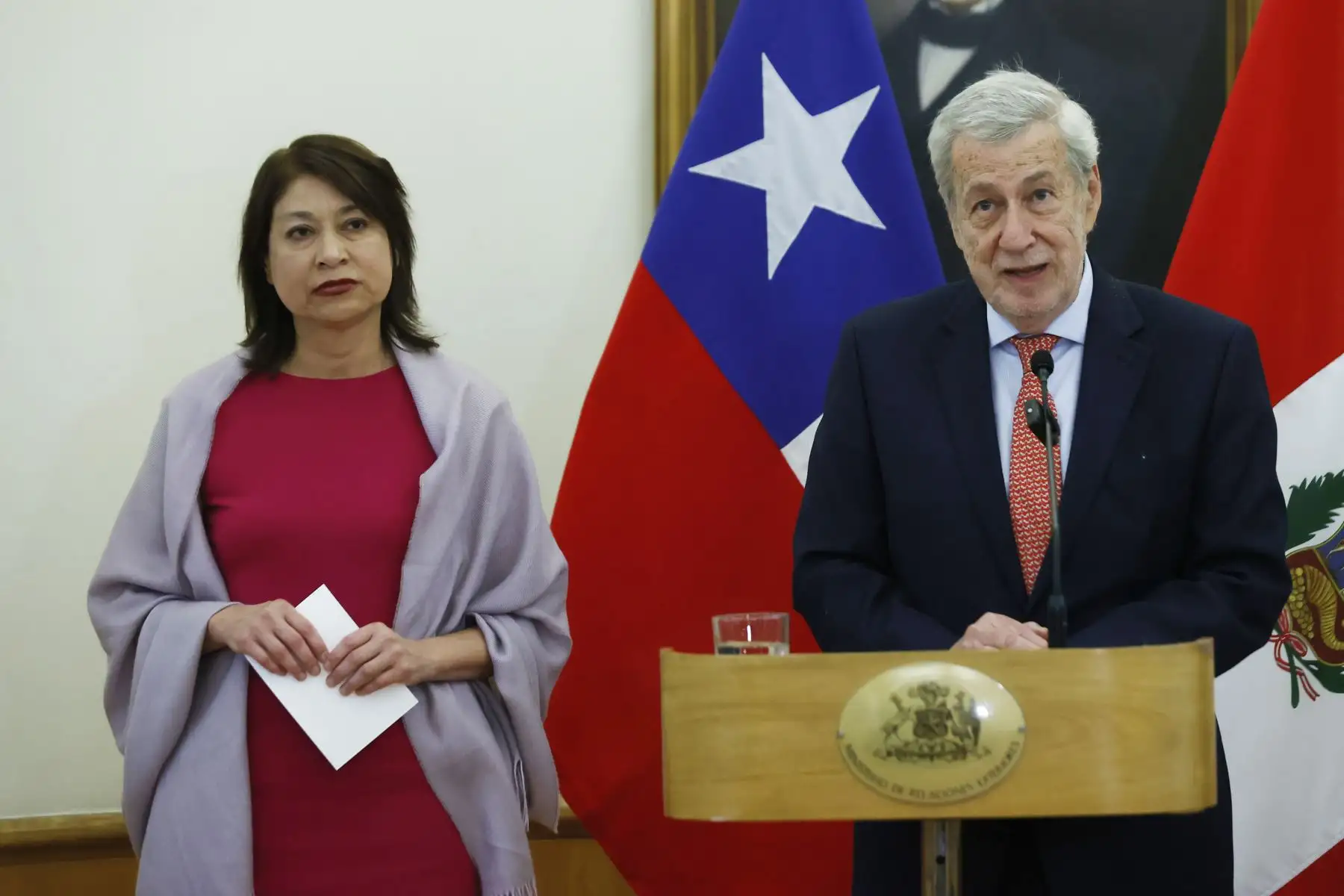 El ministro de Relaciones Exteriores de Chile, Alberto Van Klaveren habla durante una rueda de prensa hoy en Santiago, Chile. 
Foto: EFE
