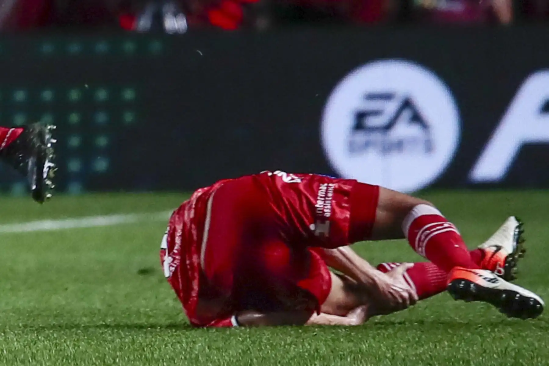 El brasileño Marcelo se lamenta tras la lesión que causó a Luciano Sánchez. Foto: EFE