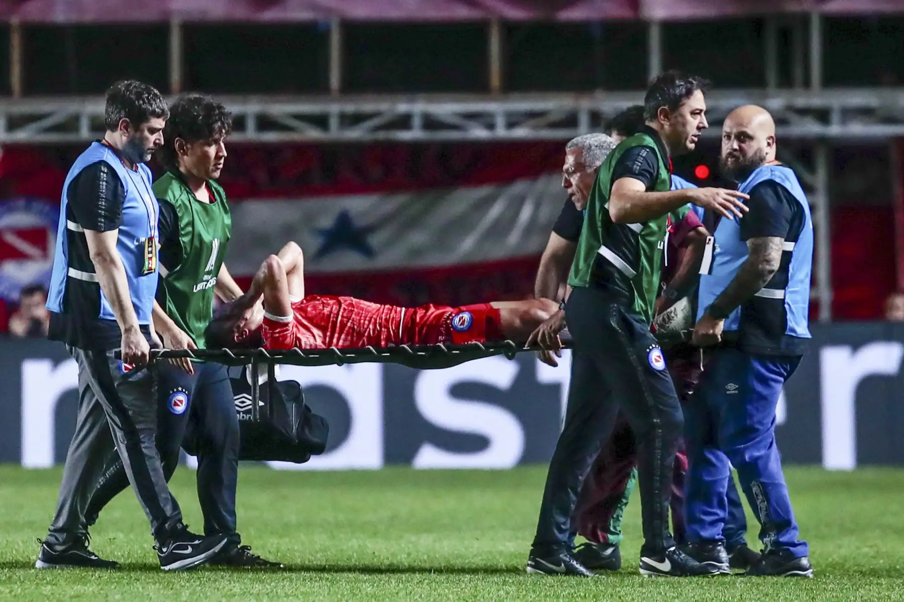 Luciano Sánchez de Argentinos sale lesionado hoy, en un partido de los octavos de final de la Copa Libertadores entre Argentinos Juniors y Fluminense en el estadio Diego Armando Maradona en Buenos Aires (Argentina).
Foto: EFE