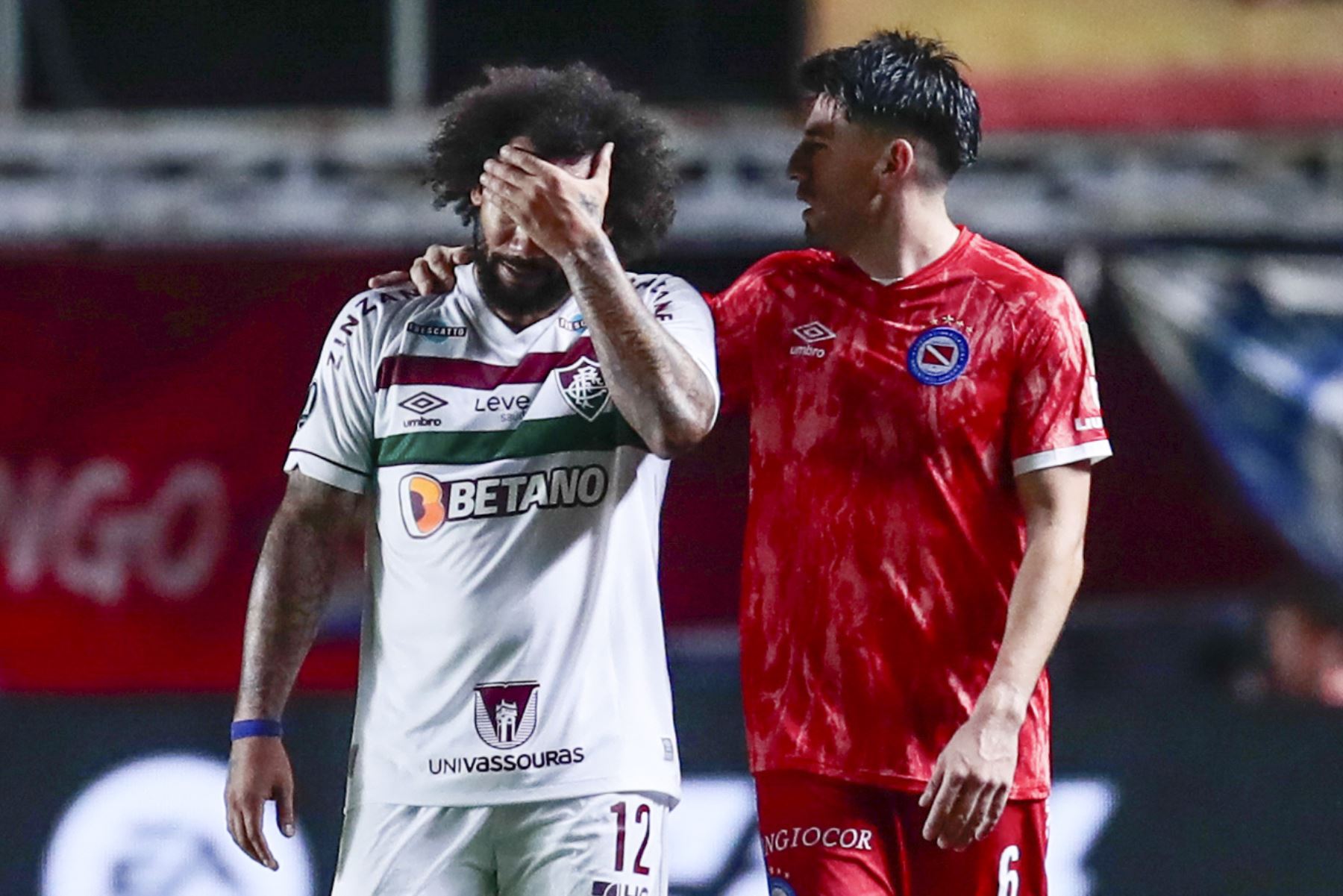 Marcelo de Fluminense se lamenta tras cometer una falta a Luciano Sánchez de Argentinos hoy, en un partido de los octavos de final de la Copa Libertadores entre Argentinos Juniors y Fluminense en el estadio Diego Armando Maradona en Buenos Aires (Argentina).
Foto: EFE