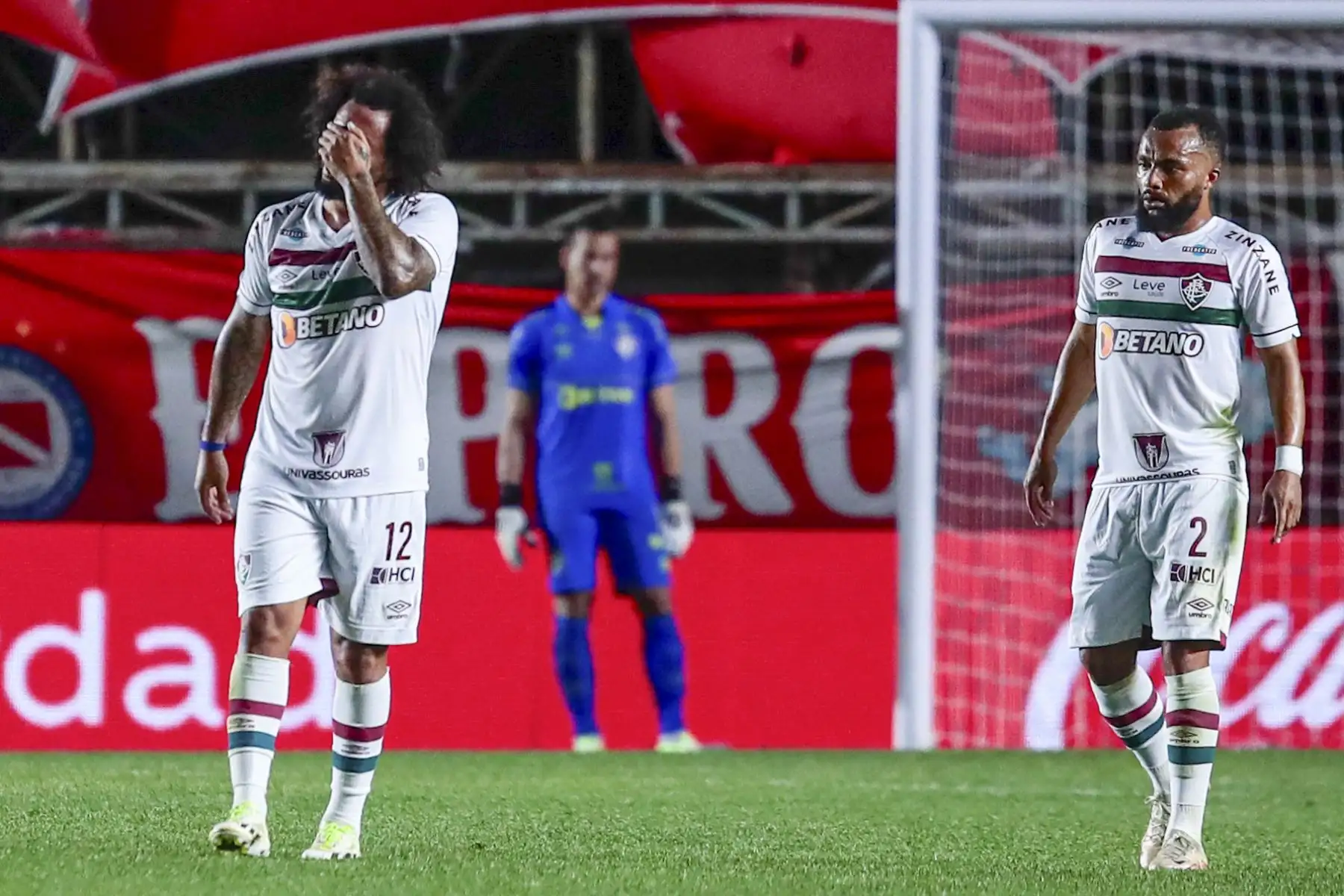 Marcelo de Fluminense reacciona tras cometer una falta a Luciano Sánchez de Argentinos hoy, en un partido de los octavos de final de la Copa Libertadores entre Argentinos Juniors y Fluminense en el estadio Diego Armando Maradona en Buenos Aires (Argentina). 
Foto: EFE