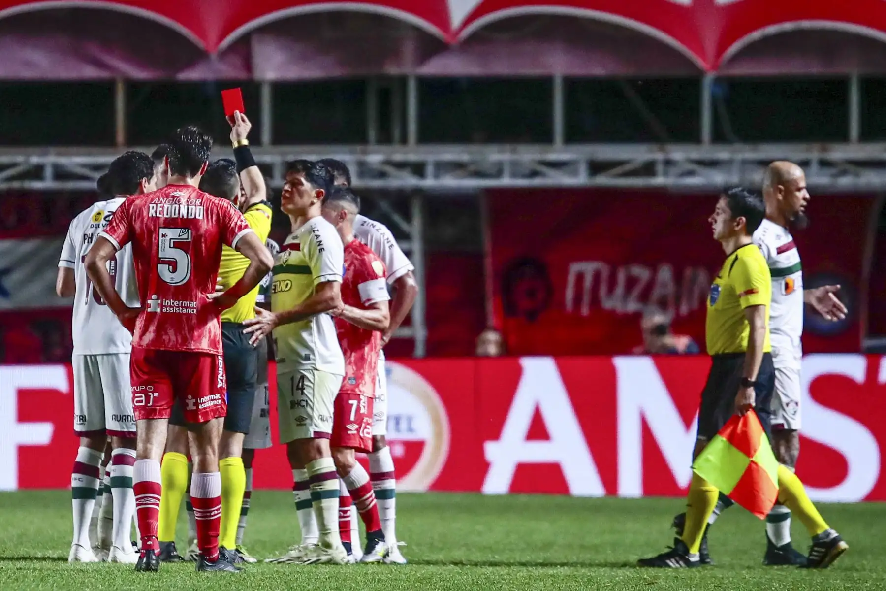 El árbitro chileno Piero Maza Gómez sanciona con tarjeta roja a Marcelo de Fluminense hoy, en un partido de los octavos de final de la Copa Libertadores entre Argentinos Juniors y Fluminense en el estadio Diego Armando Maradona en Buenos Aires (Argentina).
Foto: EFE