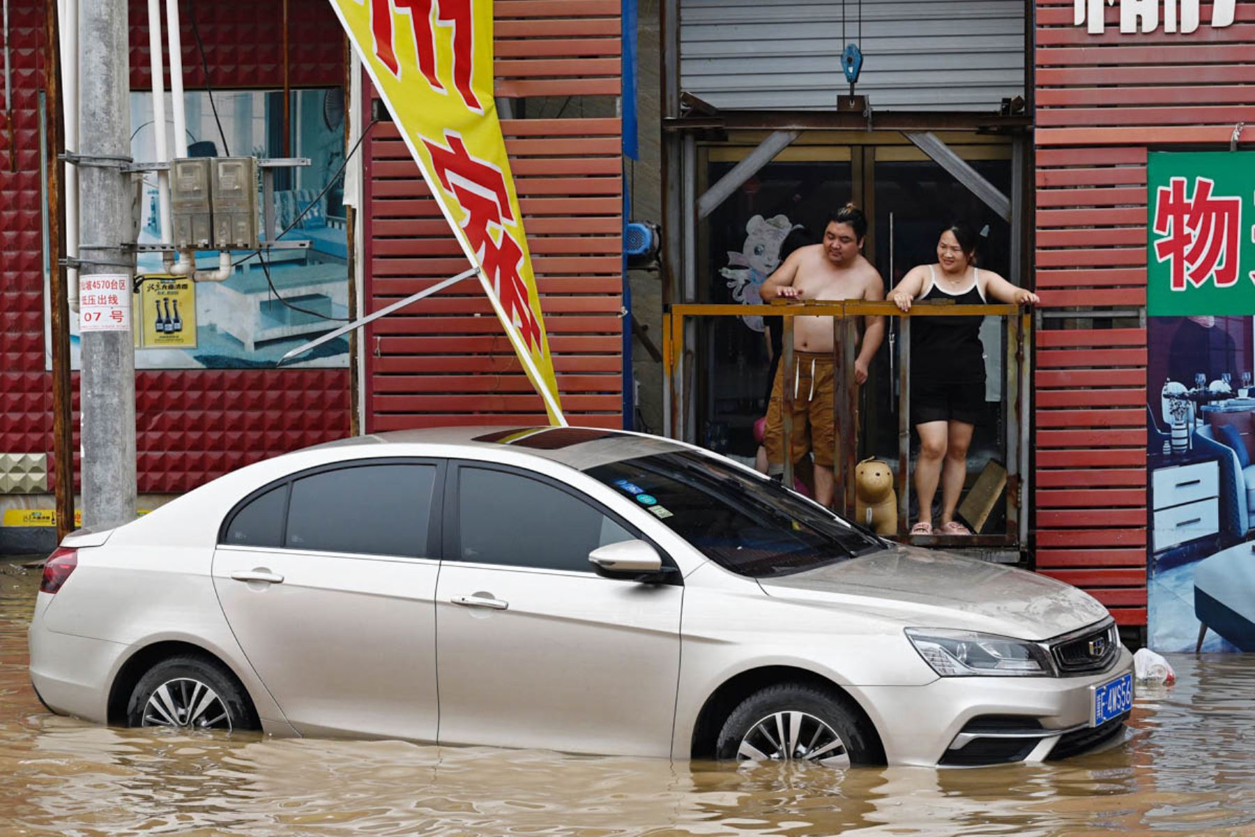 Las lluvias que azotaron Pekín en los últimos días, con mortíferas inundaciones, fueron las más intensas en 140 años desde el inicio de los registros de las precipitaciones, informó el servicio meteorológico de la capital china, donde se aceleraron este miércoles las operaciones de rescate. Foto: AFP