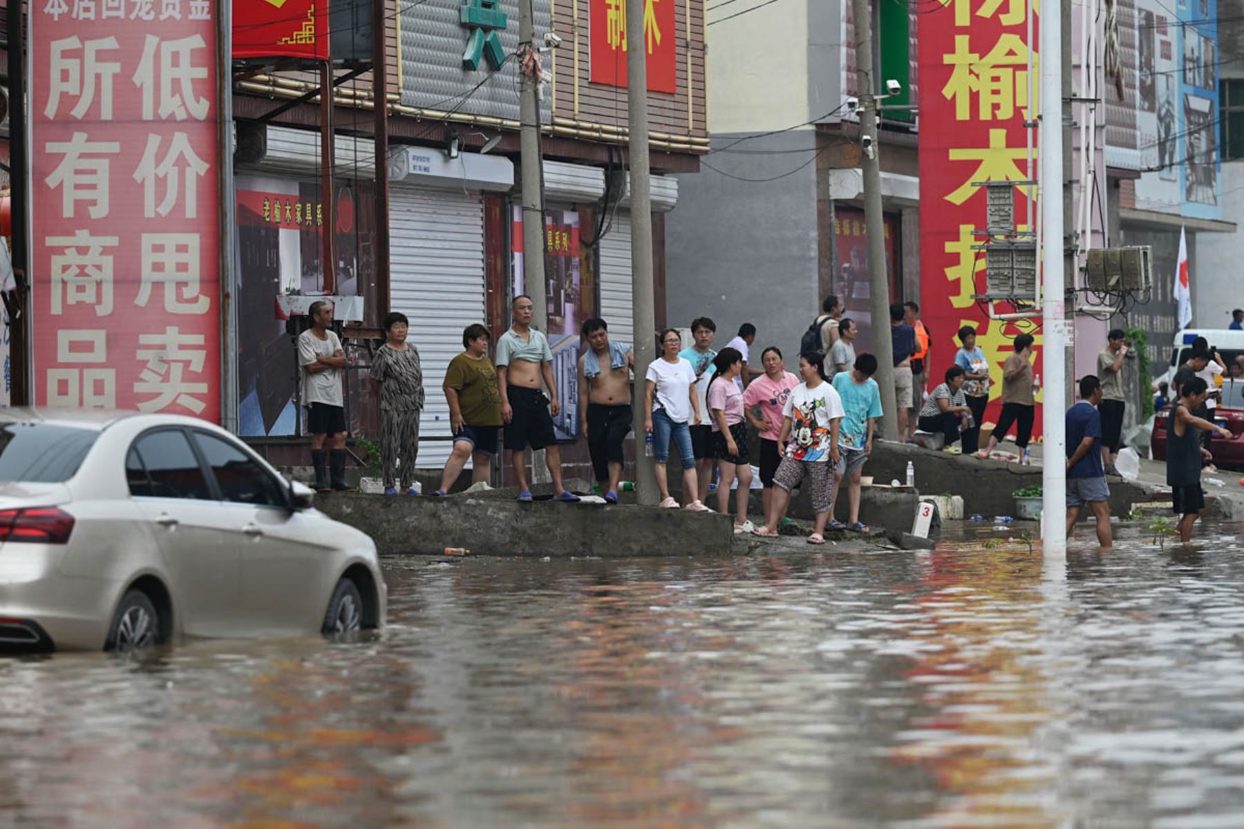 Las lluvias que azotaron Pekín en los últimos días, con mortíferas inundaciones, fueron las más intensas en 140 años desde el inicio de los registros de las precipitaciones, informó el servicio meteorológico de la capital china, donde se aceleraron este miércoles las operaciones de rescate. Foto: AFP