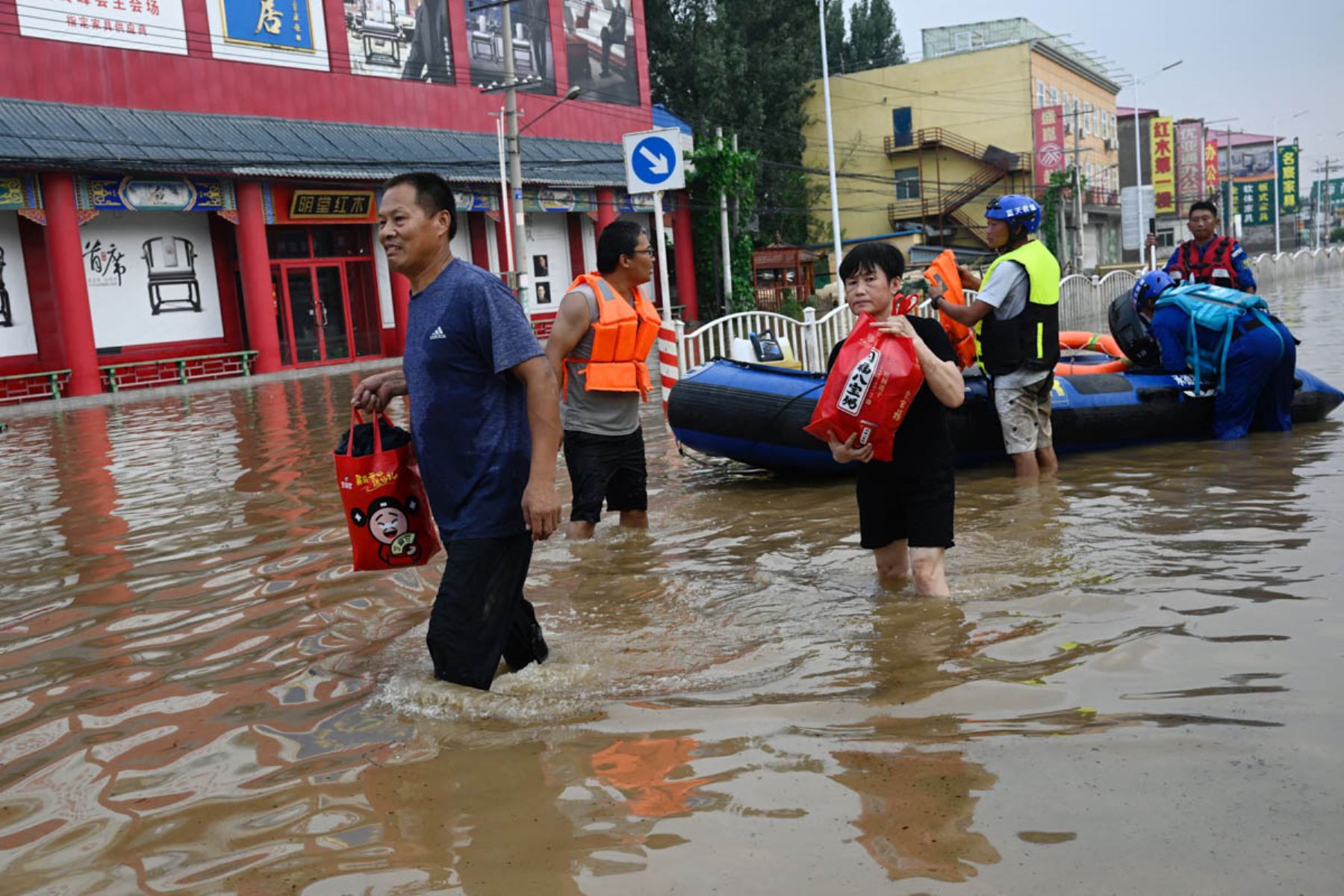 Las lluvias que azotaron Pekín en los últimos días, con mortíferas inundaciones, fueron las más intensas en 140 años desde el inicio de los registros de las precipitaciones, informó el servicio meteorológico de la capital china, donde se aceleraron este miércoles las operaciones de rescate. Foto: AFP